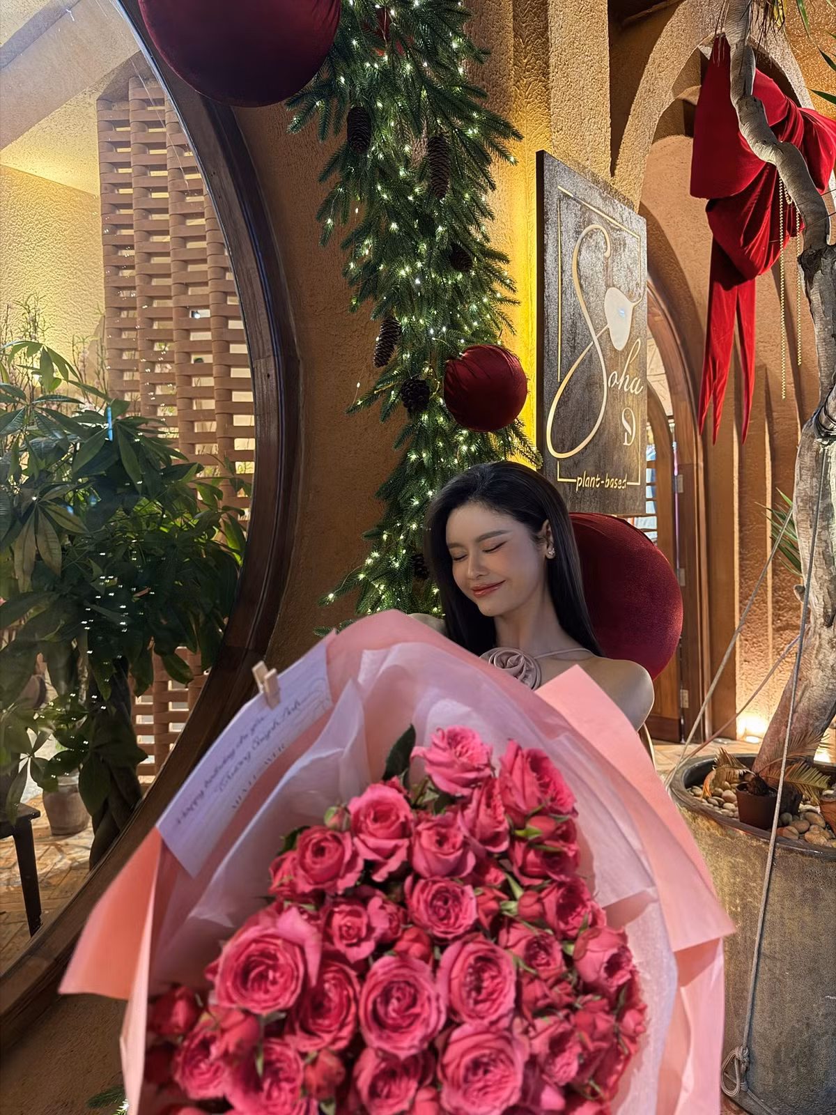 Ca sĩ/diễn viên Trương Quỳnh Anh hạnh phúc khi được các fan lâu năm mừng sinh nhật bất ngờ. Ảnh: FB Trương Quỳnh Anh