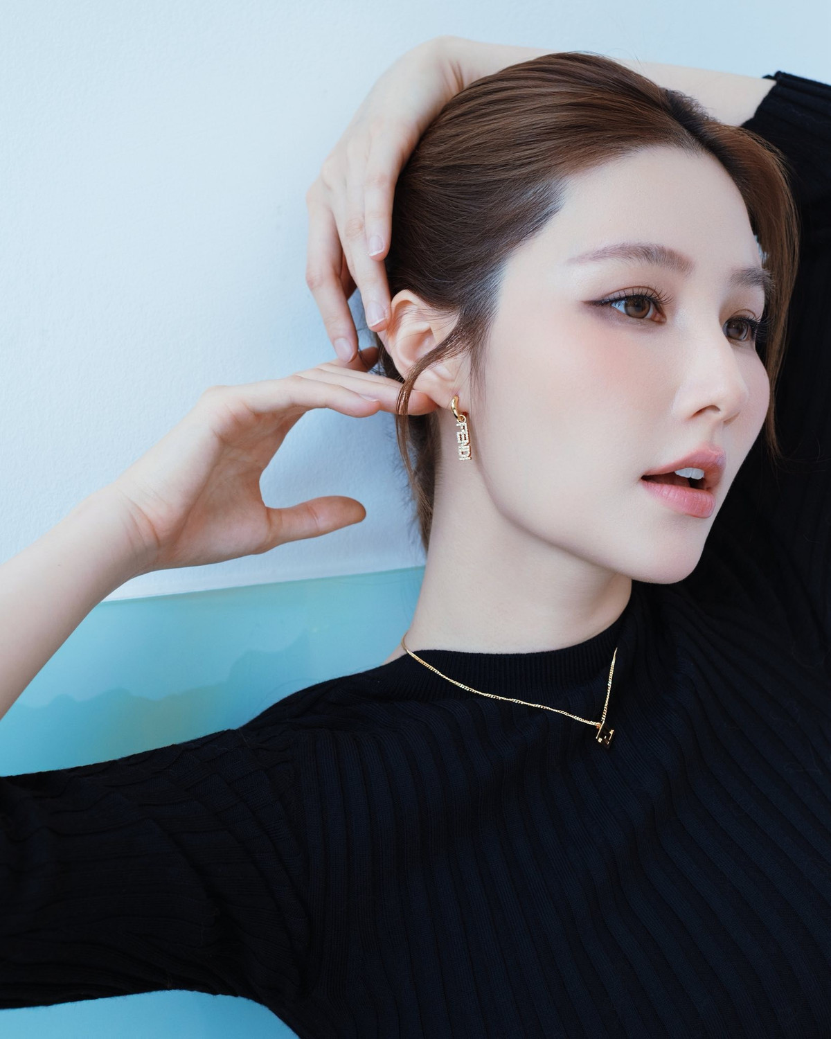 Phần váy được xẻ cao càng làm nổi bật đôi chân dài thẳng tắp, giúp nữ diễn viên khoe trọn lợi thế hình thể.