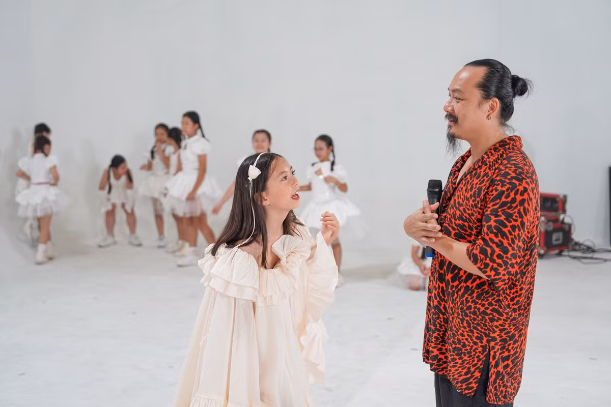 Bé Sol, con gái ca sĩ Đoan Trang, xinh như thiên thần khi ghi hình MV Cánh én tuổi thơ. Ảnh: FB Võ Trần Chí