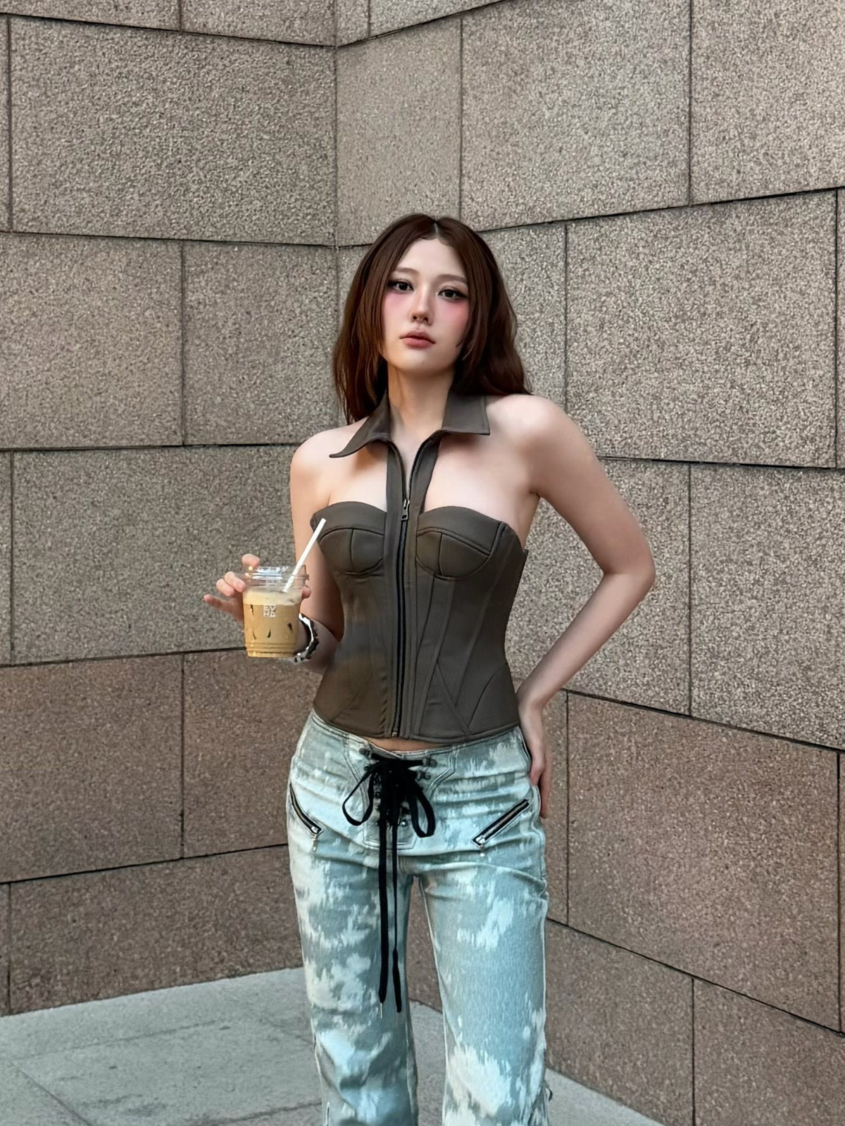 Cô sở hữu vóc dáng thon gọn, vòng eo săn chắc và gương mặt ngày càng nhỏ nhắn, thanh tú.