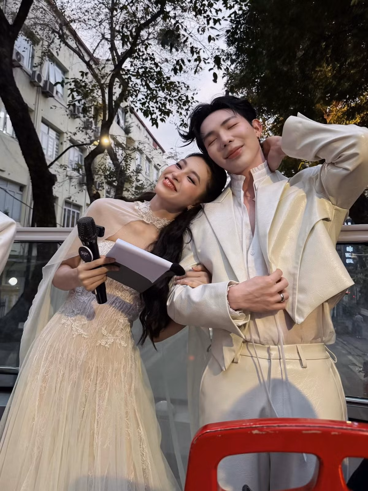 Hoa hậu Tiểu Vy, ca sĩ Erik nhí nhảnh khi song hành tại một chương trình ở Thủ đô. Ảnh: FB Trần Tiểu Vy