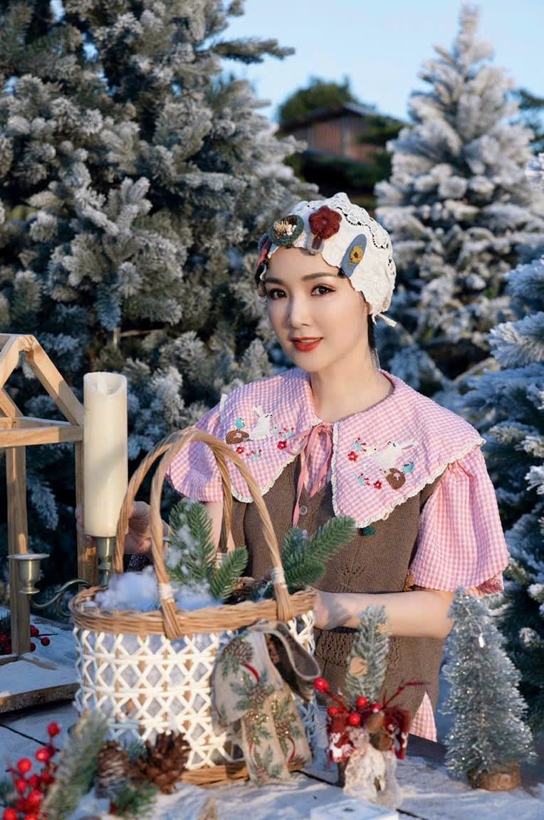 Tin tức sao Việt 18/12: Hoa hậu Giáng My thực hiện bộ ảnh đón Giáng sinh với phong cách dễ thương, trẻ trung. Ảnh: FB Giáng My