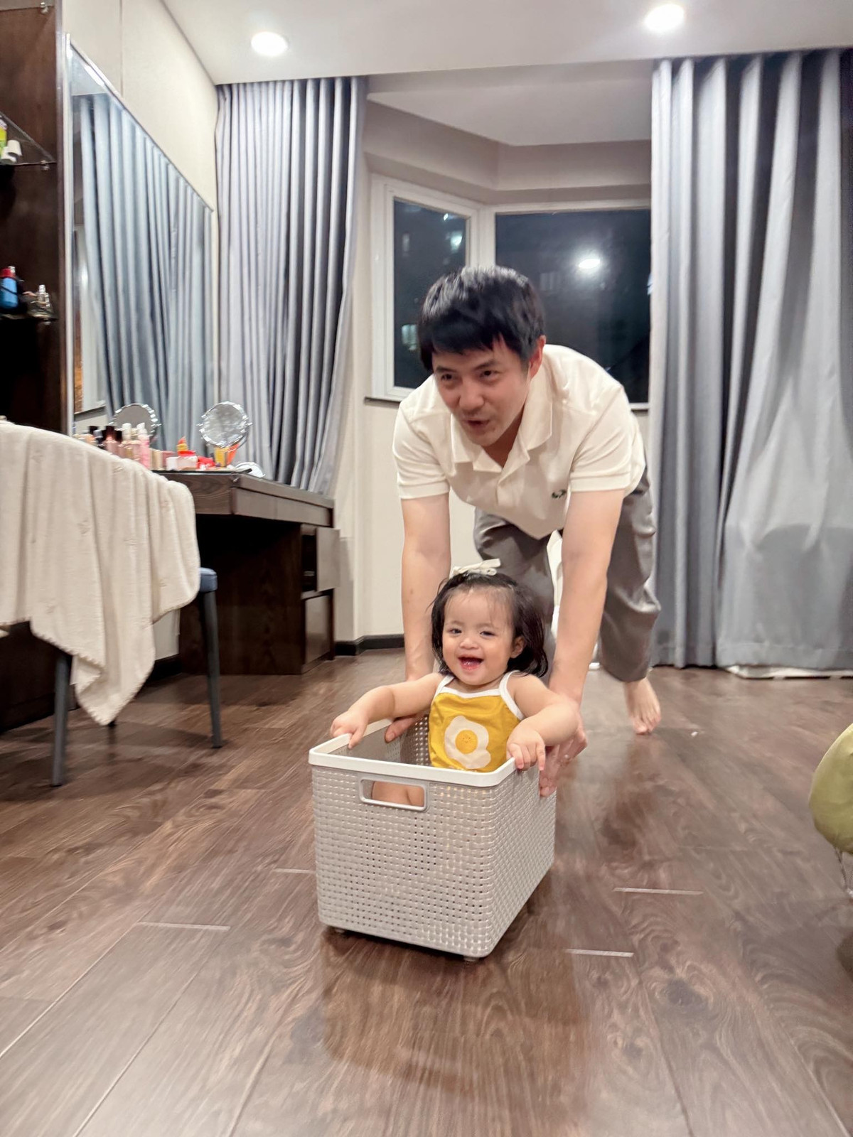 Ca sĩ Ông Cao Thắng chơi đùa cùng con gái. Ảnh: FB Ông Cao Thắng