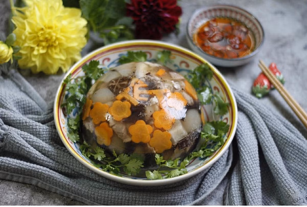 Khi múc ra bát, có thể xếp vài lát cà rốt tỉa hoa xuống đáy để món ăn thêm đẹp mắt. Đợi thịt nguội hẳn rồi cho vào ngăn mát tủ lạnh khoảng 3–4 tiếng, thịt sẽ đông dẻo tự nhiên, trong veo và hấp dẫn.