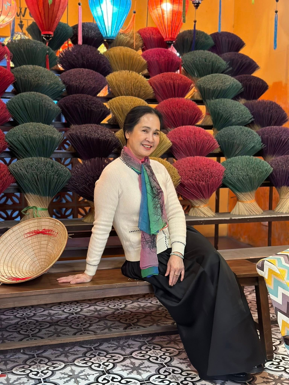 NSND Lan Hương thăm làng làm hương. Ảnh: FB Lan Hương Bông