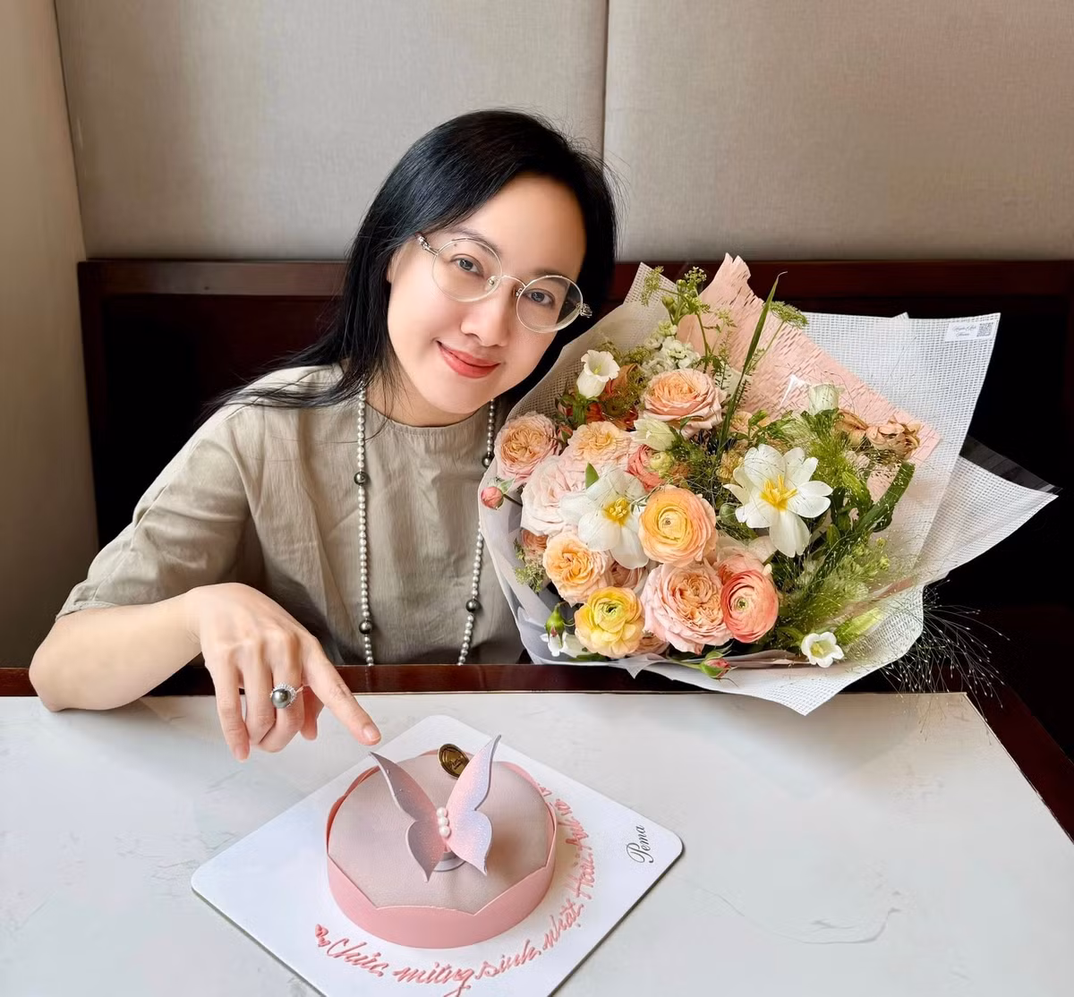 Nữ biên tập viên sinh năm 1980 sở hữu làn da căng mịn, mái tóc suôn mượt cùng thần thái nhẹ nhàng, đằm thắm.