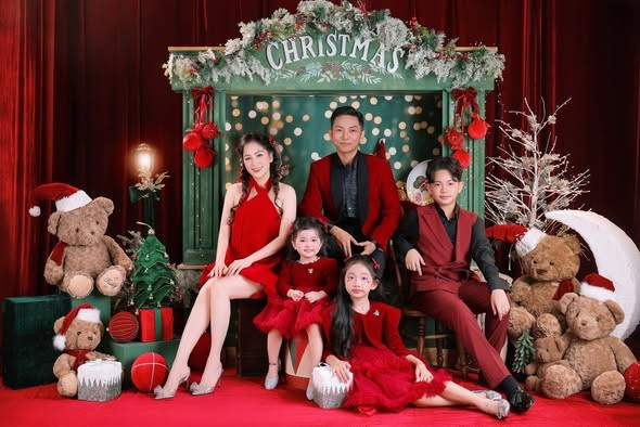 Gia đình nhỏ Khánh Thi - Phan Hiển diện đồ đỏ rực thực hiện bộ ảnh đón Noel. Ảnh: FB Khanh Thi Phan Hien
