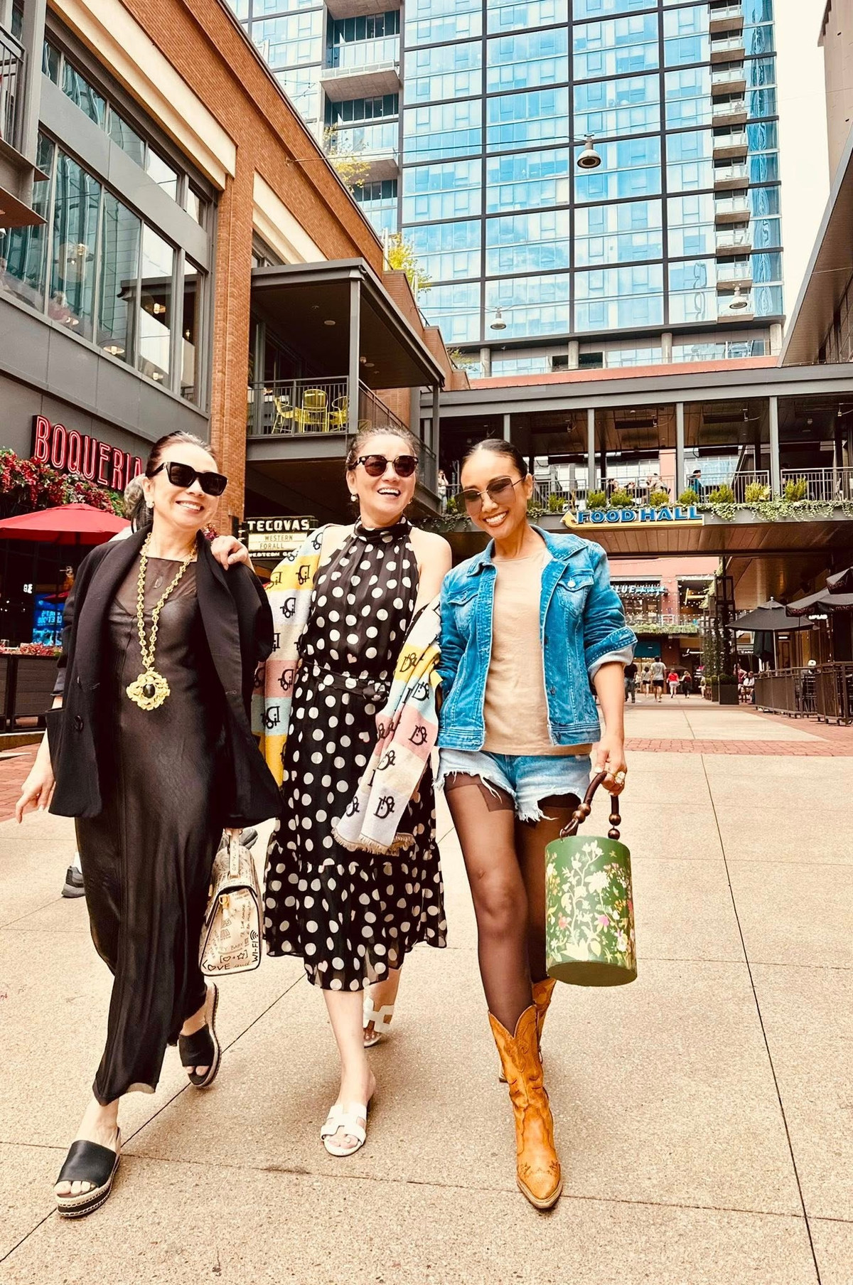 Đoan Trang tụ họp nhóm Tam ca Áo Trắng ở Mỹ. Ảnh: FB Doan Trang