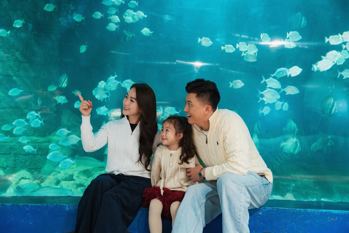 Diễn viên Hà Việt Dũng đưa vợ và con gái đi khu vui chơi. Ảnh: FB Hà Việt Dũng