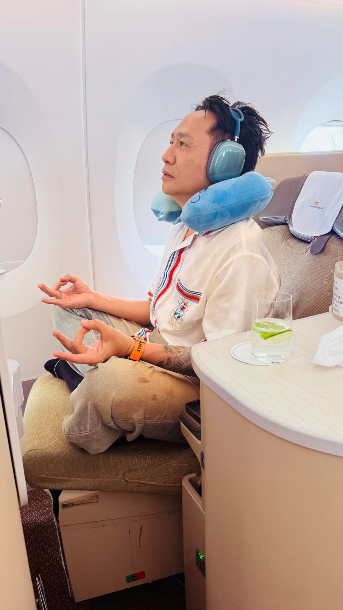 Ca sĩ Duy Mạnh thiền định hài hước trên chuyến bay. Ảnh: FB Duy Manh