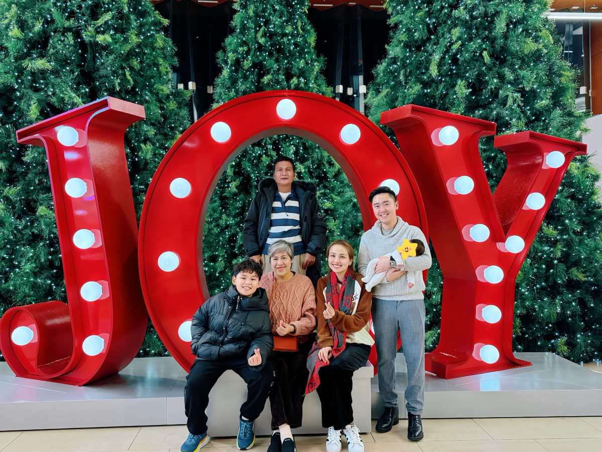 Diễm Hương cùng đại gia đình dạo phố, đón Giáng sinh sớm ở Canada. Ảnh: FB Maria Diễm Hương