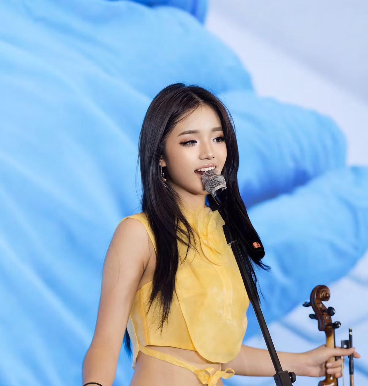 Kết hợp với việc trang điểm, cô nàng càng tỏa sáng với vẻ ngoài trông như gái Tây, được khen ngợi là "hoa hậu tương lai".