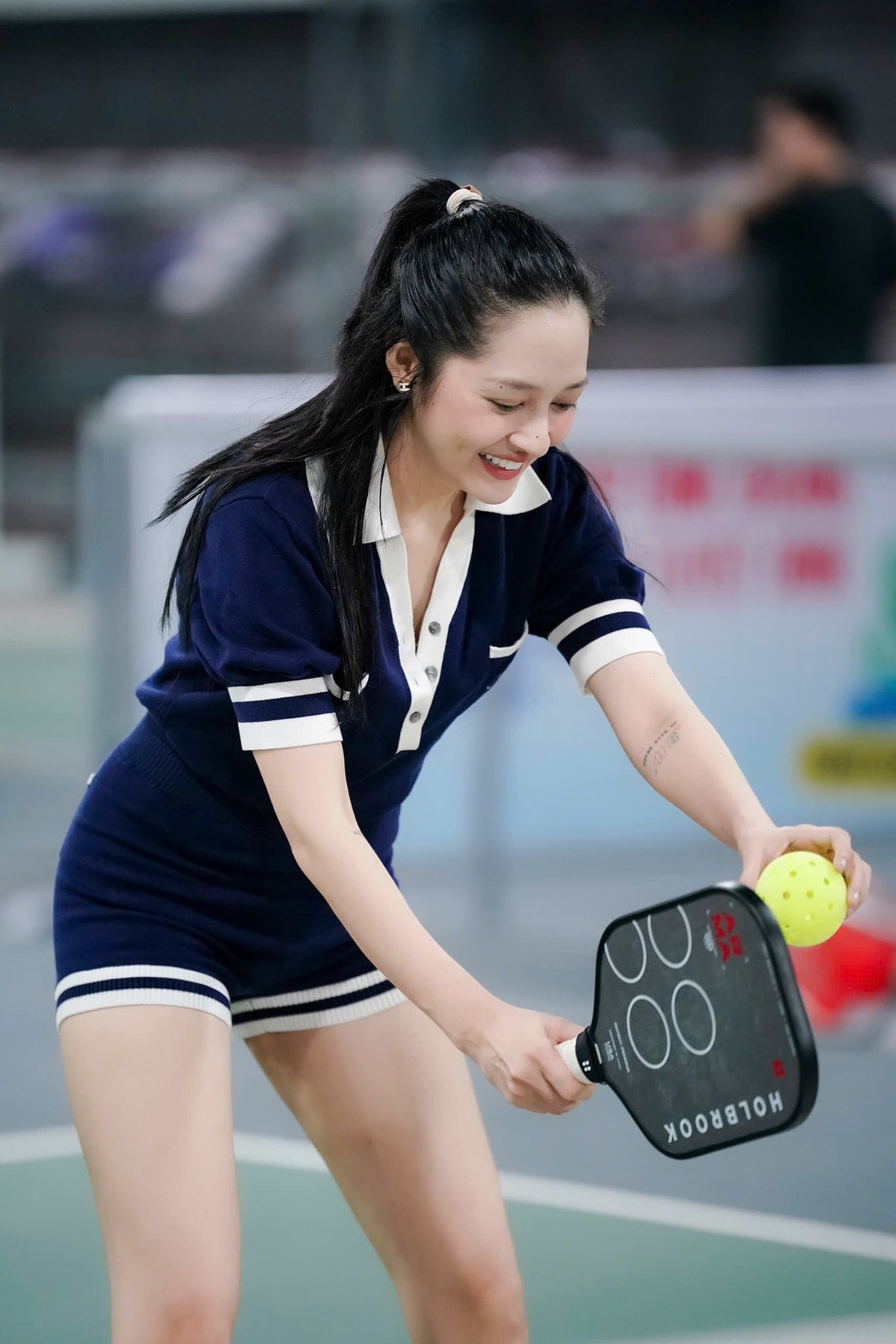 Thiết kế này đã giúp nữ ca sĩ khéo léo tôn lên đường cong cơ thể cùng loạt ưu điểm vóc dáng hiếm có: vòng eo nhỏ gọn và đặc biệt là đôi chân dài cực phẩm.