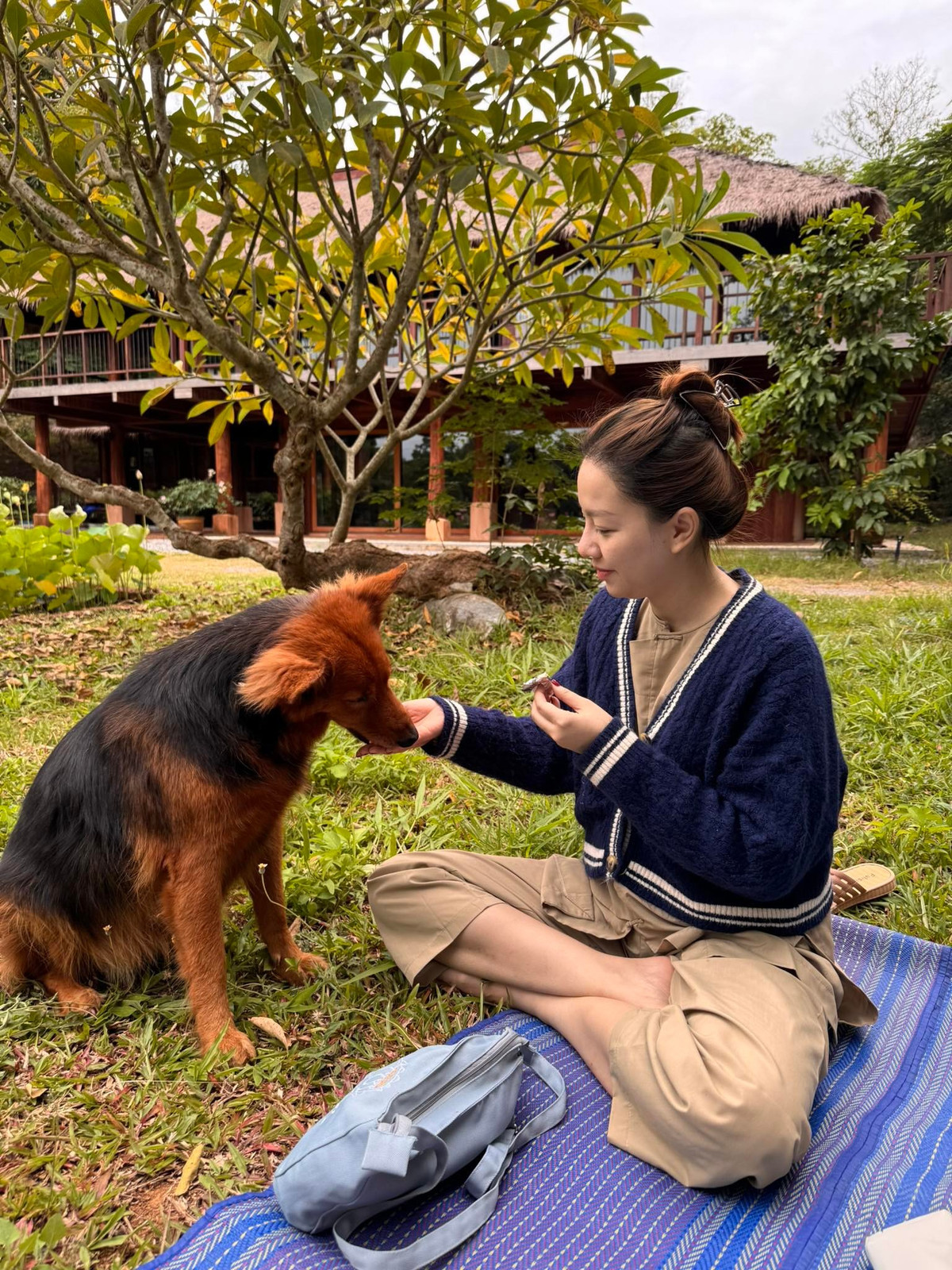 Diễn viên Băng Di tận chơi đùa bên chó cưng. Ảnh: FB Băng Di