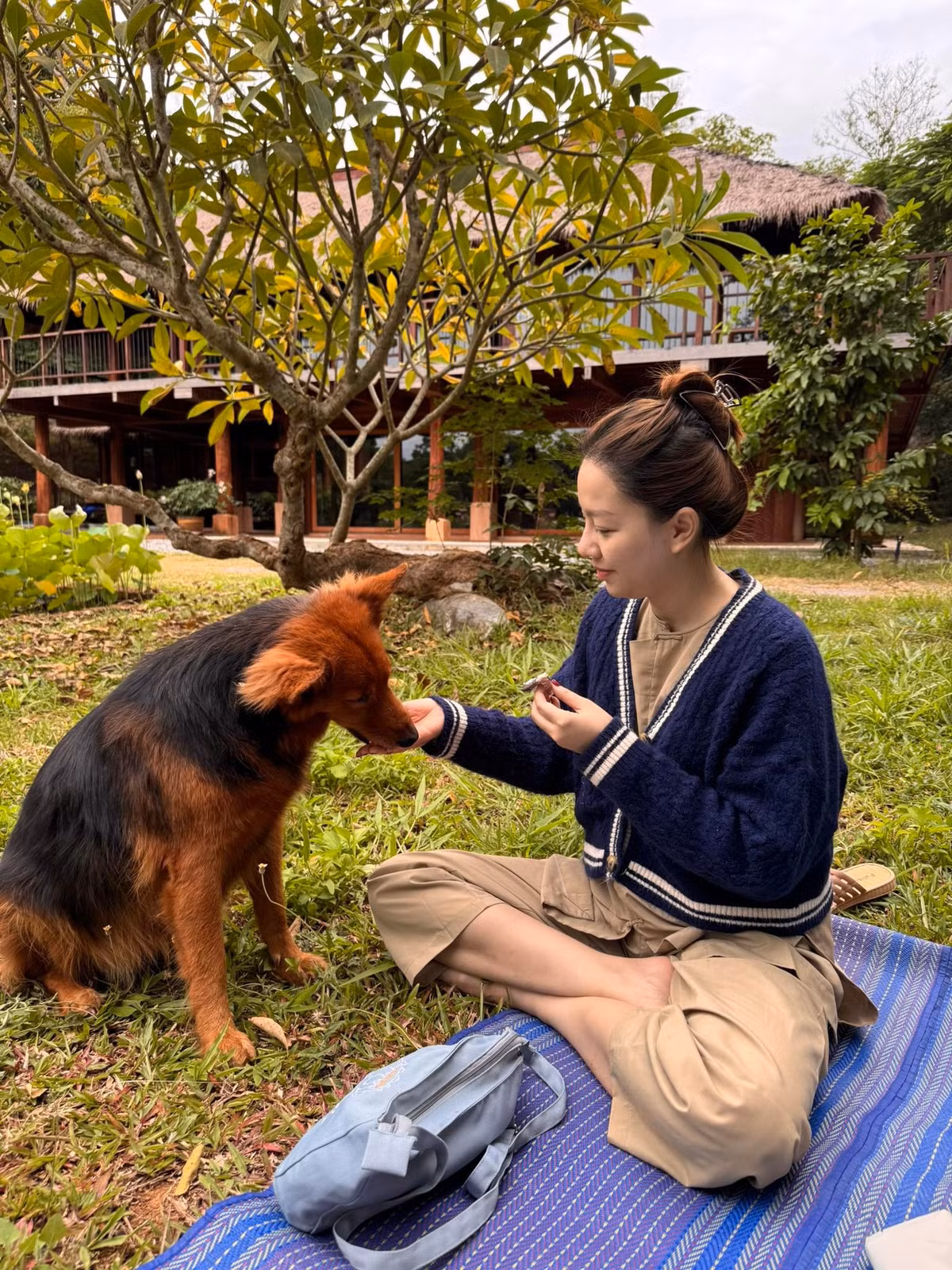 Diễn viên Băng Di tận chơi đùa bên chó cưng. Ảnh: FB Băng Di