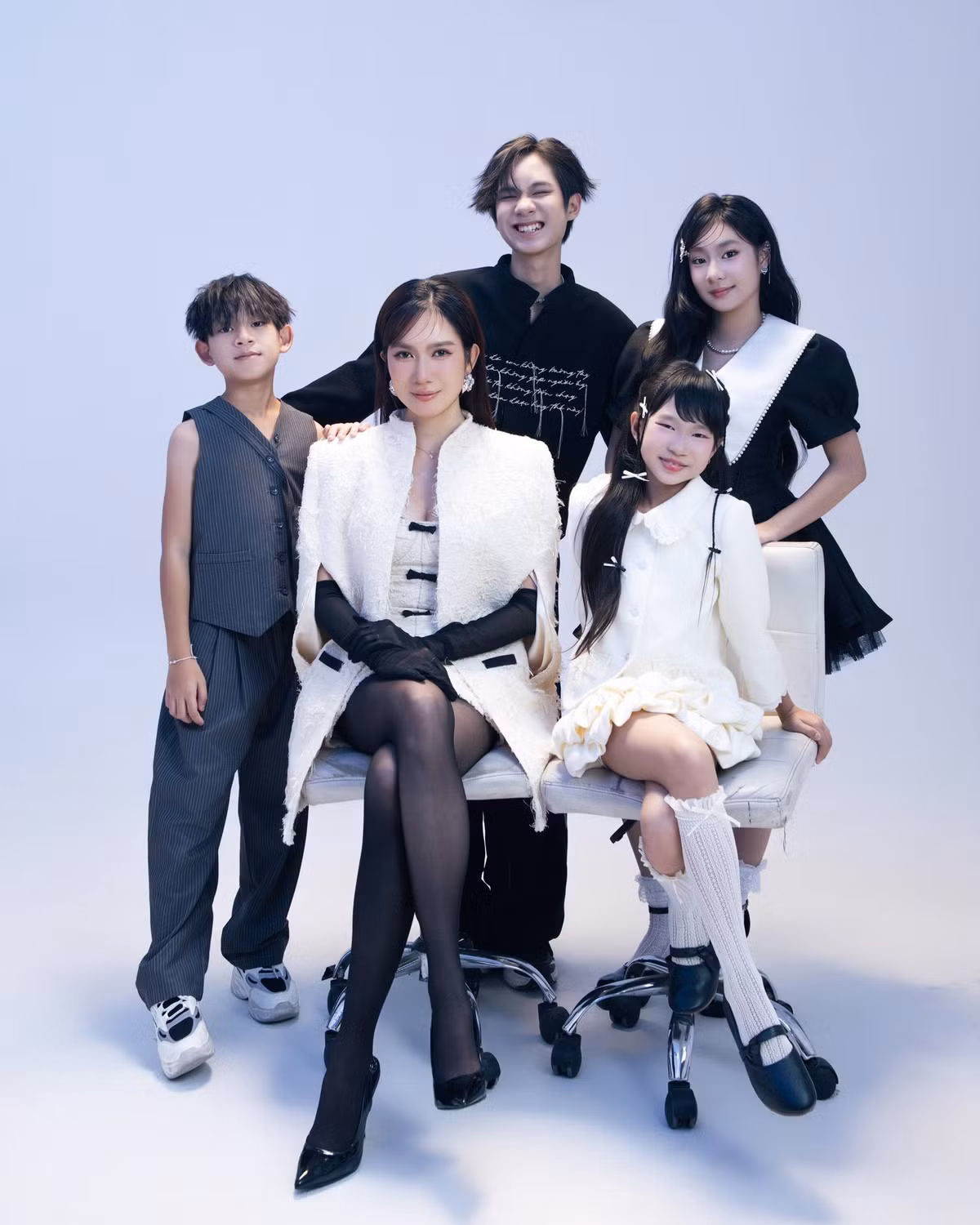 Bốn thiên thần nhỏ Rio, Cherry, Sunny và Mio đều sở hữu nhan sắc đáng yêu, thần thái tự tin, thừa hưởng trọn vẹn nét đẹp của cả bố và mẹ.