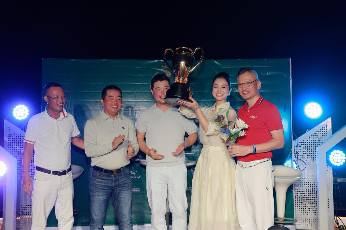 Hoa hậu Jennifer Phạm được ông xã - doanh nhân Đức Hải - chúc mừng khi vô địch một giải golf. Ảnh: FB Jennifer Pham