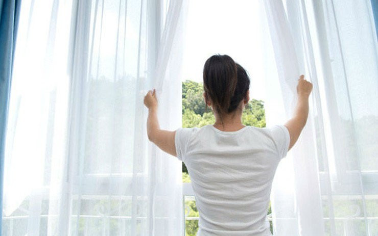 Trước khi bắt đầu dọn dẹp, hãy mở cửa sổ và cửa ra vào để không khí lưu thông. Nhà cửa sẽ nhanh khô hơn, hạn chế mùi ẩm mốc và giúp bạn cảm thấy dễ chịu khi làm việc.