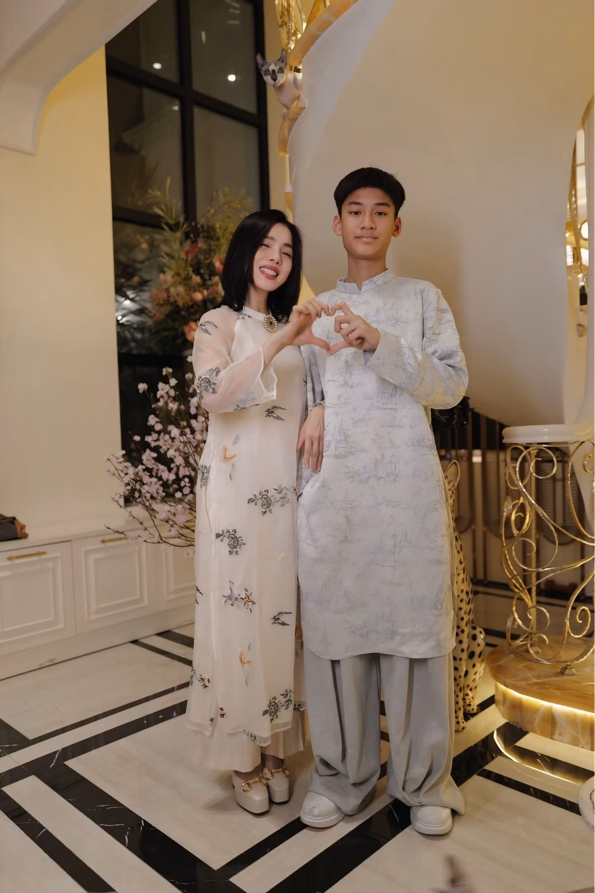 Trên trang cá nhân, Lệ Quyên đăng tải hình ảnh mừng sinh nhật tuổi 15 của con trai Kỳ Anh (biệt danh Bo). Điều khiến nhiều người chú ý chính là vóc dáng cao lớn, phổng phao của cậu bé ở tuổi thiếu niên.