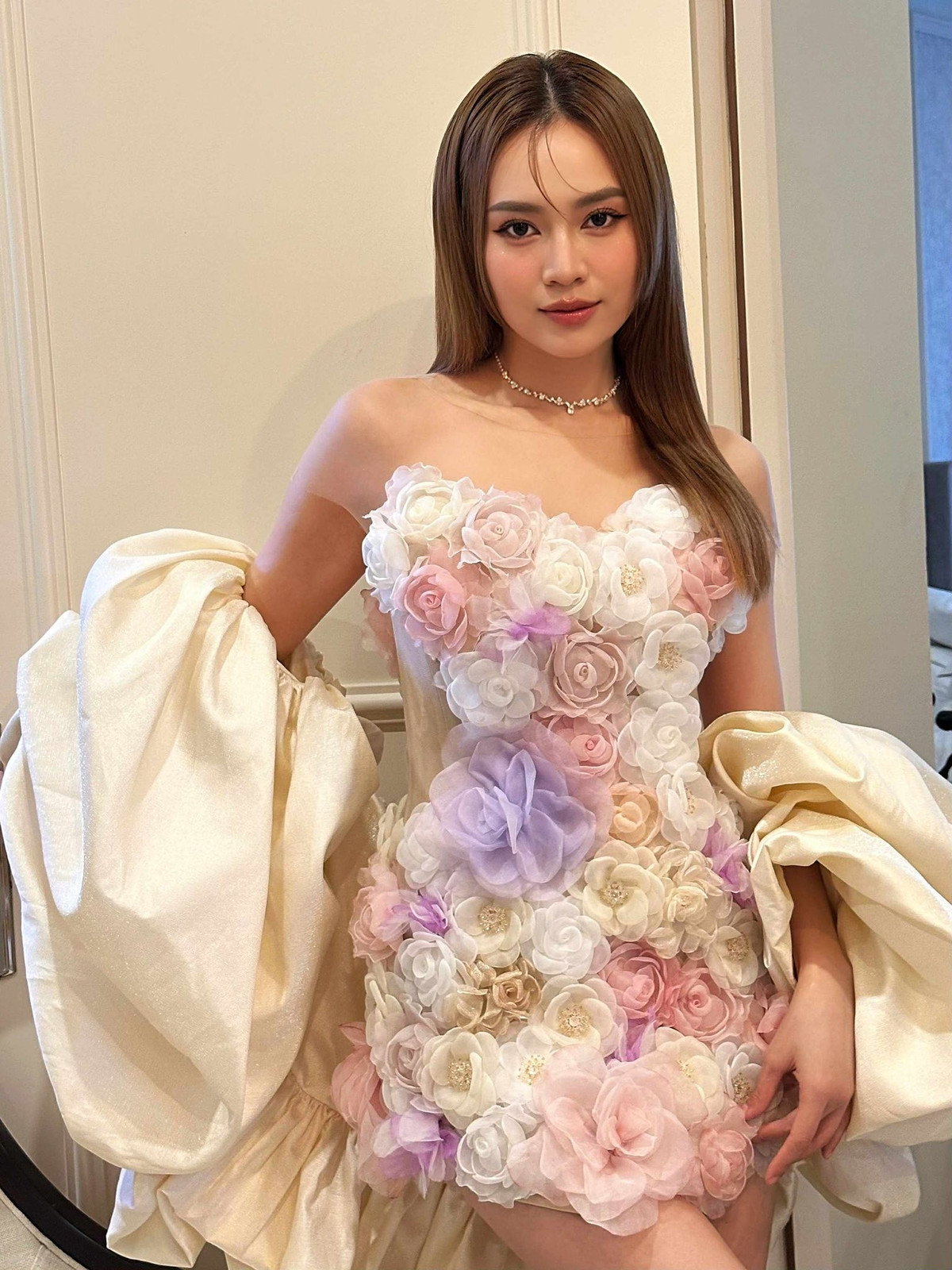 Cô khéo léo chọn những thiết kế tôn dáng, khoe đường cong tinh tế, tạo nên sự cân bằng giữa vẻ nữ tính và sức hút trưởng thành.