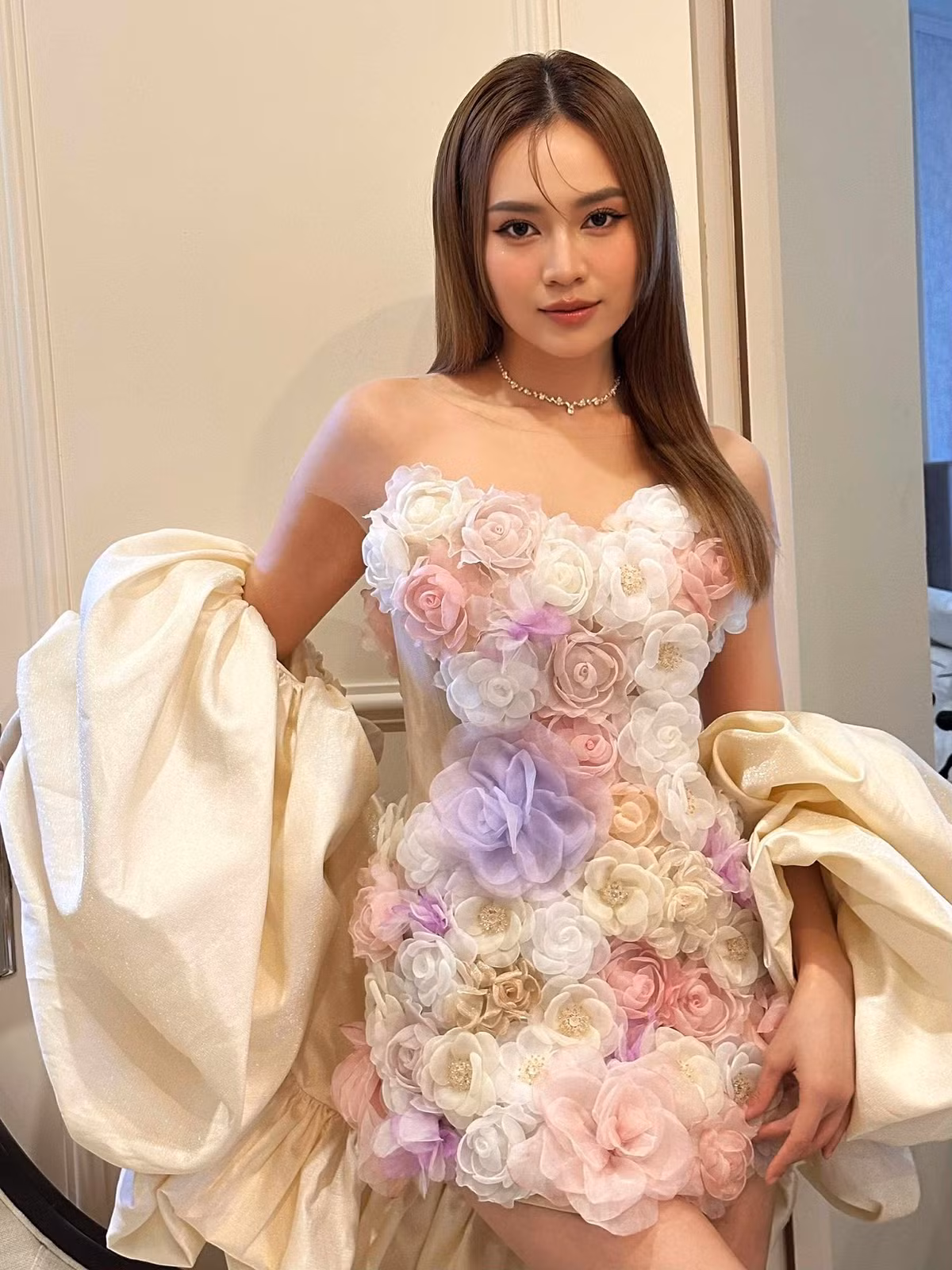 Cô khéo léo chọn những thiết kế tôn dáng, khoe đường cong tinh tế, tạo nên sự cân bằng giữa vẻ nữ tính và sức hút trưởng thành.