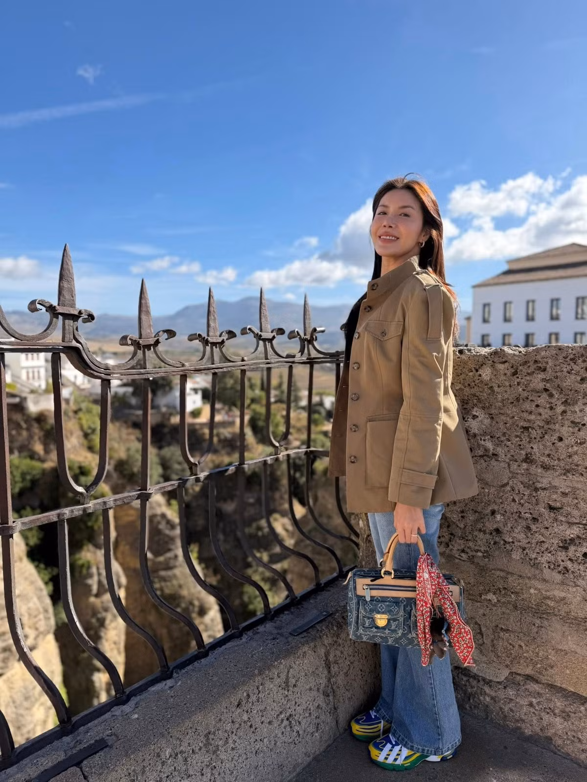 Siêu mẫu Minh Tú 'bóc phốt' ông xã chụp ảnh từ 'siêu mẫu thành siêu thị' trong chuyến du lịch Châu Âu. Ảnh: FB Minh Tu