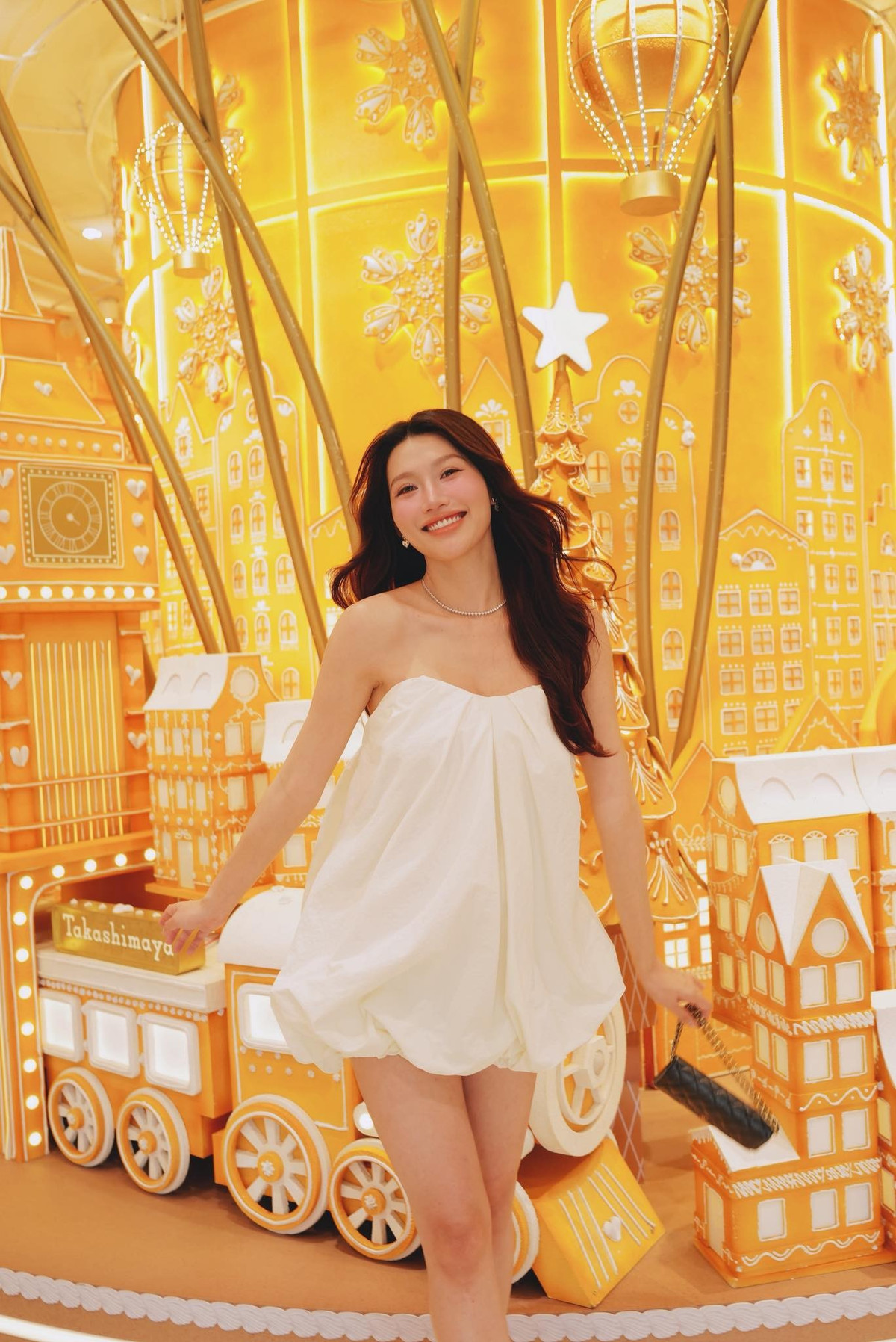 Không chỉ vóc dáng, thần thái của Quỳnh Châu cũng là điểm khiến người hâm mộ dành nhiều lời khen.