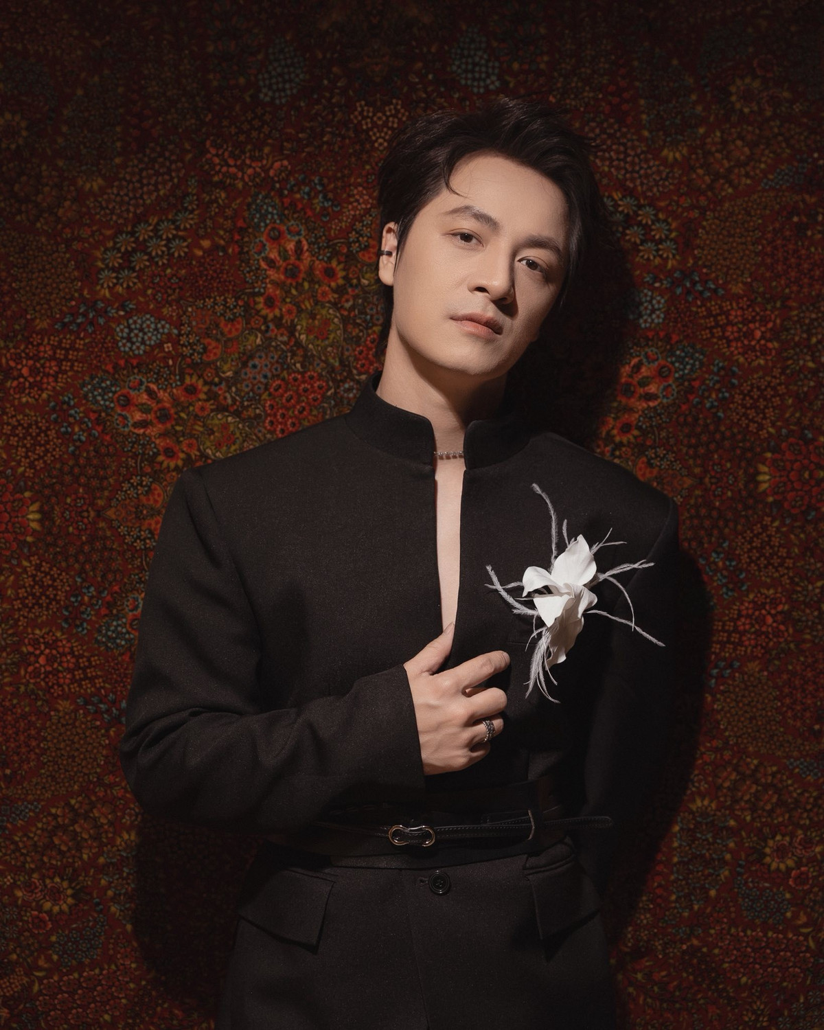 Đăng Khôi sinh năm 1983 tại Hà Nội, bắt đầu hoạt động nghệ thuật từ cuối những năm 1990. Anh nhanh chóng trở thành một trong những “hoàng tử Vpop” được yêu mến nhất đầu thập niên 2000 nhờ phong cách ballad giàu cảm xúc và giọng hát ấm áp.