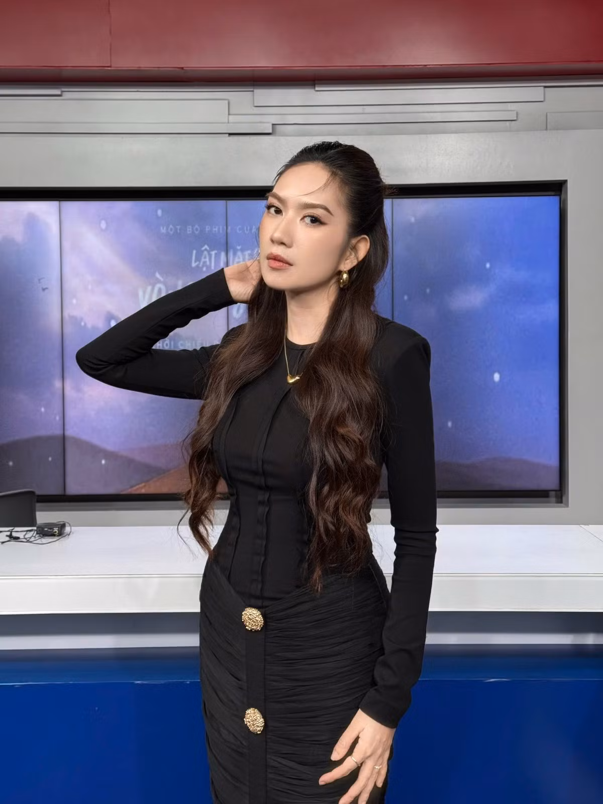 Bà xã Lý Hải - Minh Hà chọn outfit đen quý phái. Ảnh: FB Minh Hà