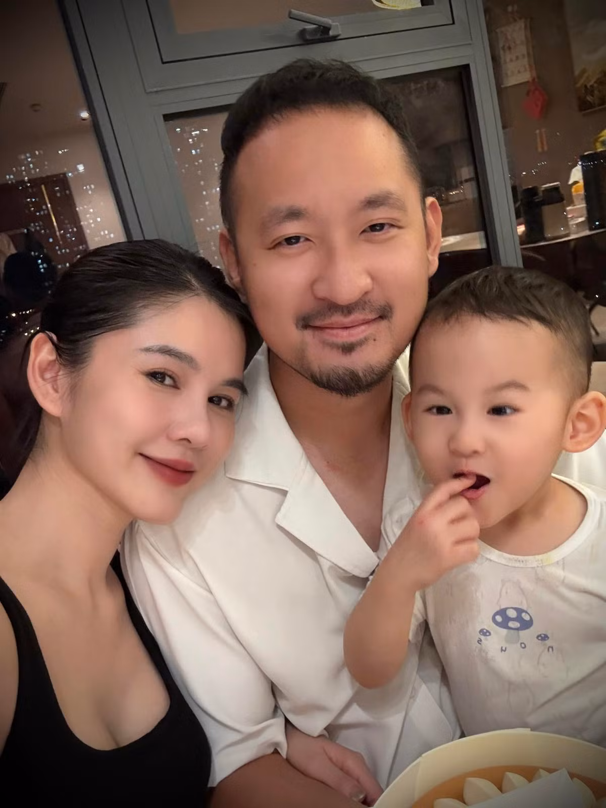 Sau khi kết hôn với một doanh nhân trong lĩnh vực golf cuối năm 2020, Vũ Thu Hoài lui về sau màn ảnh với vai trò làm vợ, làm mẹ và không tham gia bất cứ dự án nào.