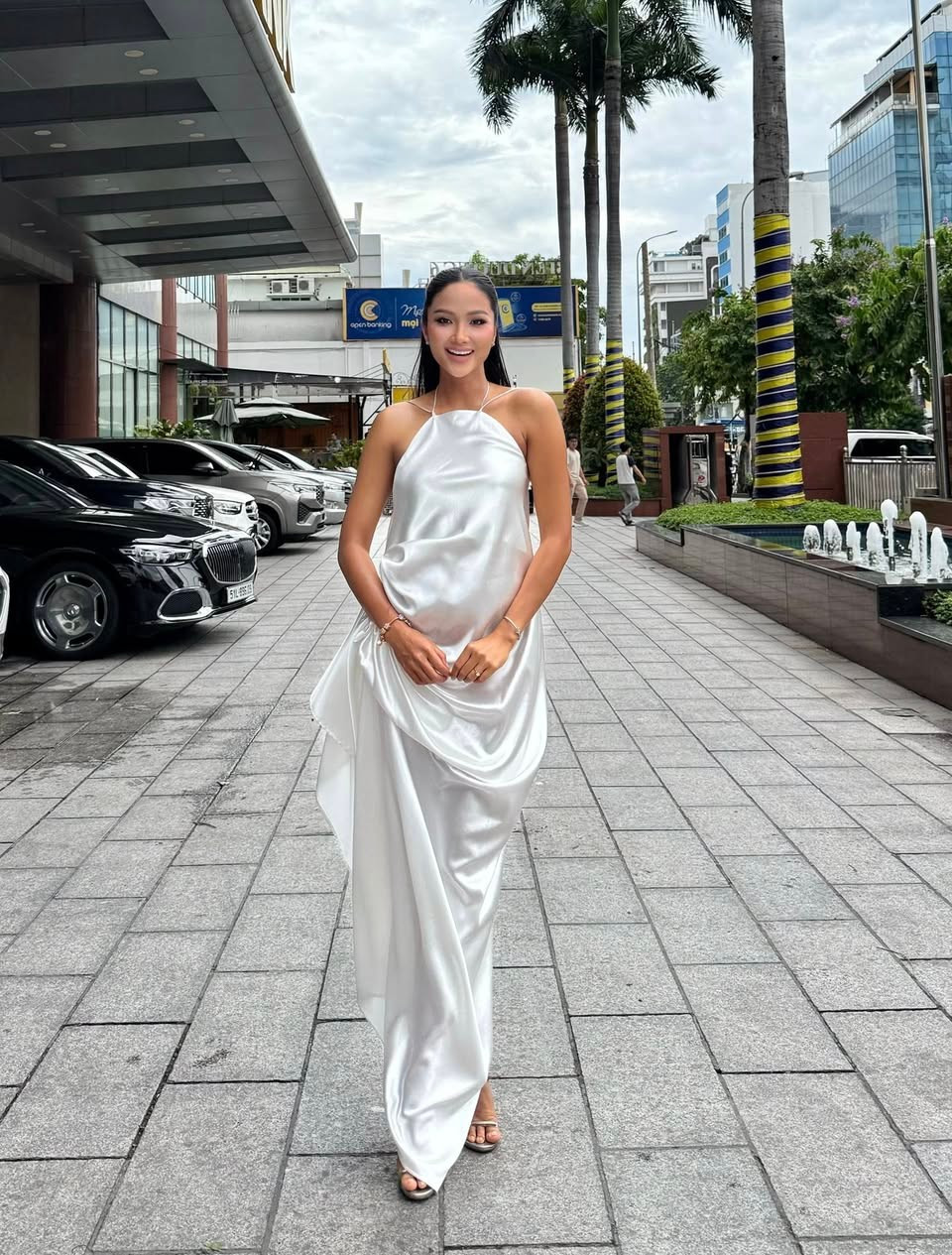 H'Hen Niê giấu bụng bầu với chiếc váy rộng khi đi show. Ảnh: FB H'Hen Niê