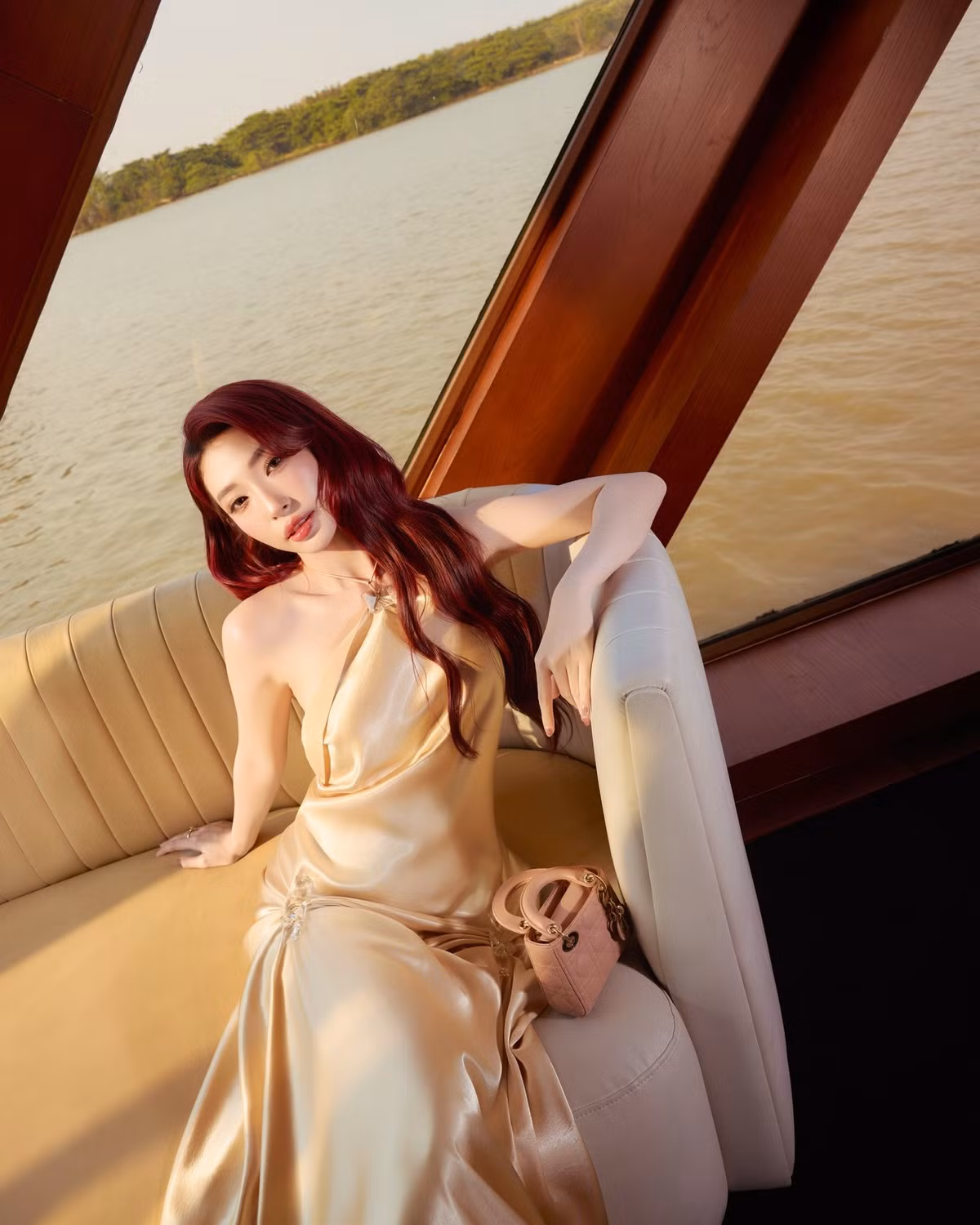 Hơn 20 năm trôi qua, thay vì bị thời gian bào mòn nhan sắc, nữ ca sĩ lại khiến nhiều người bất ngờ khi ngày càng trẻ trung, quyến rũ.