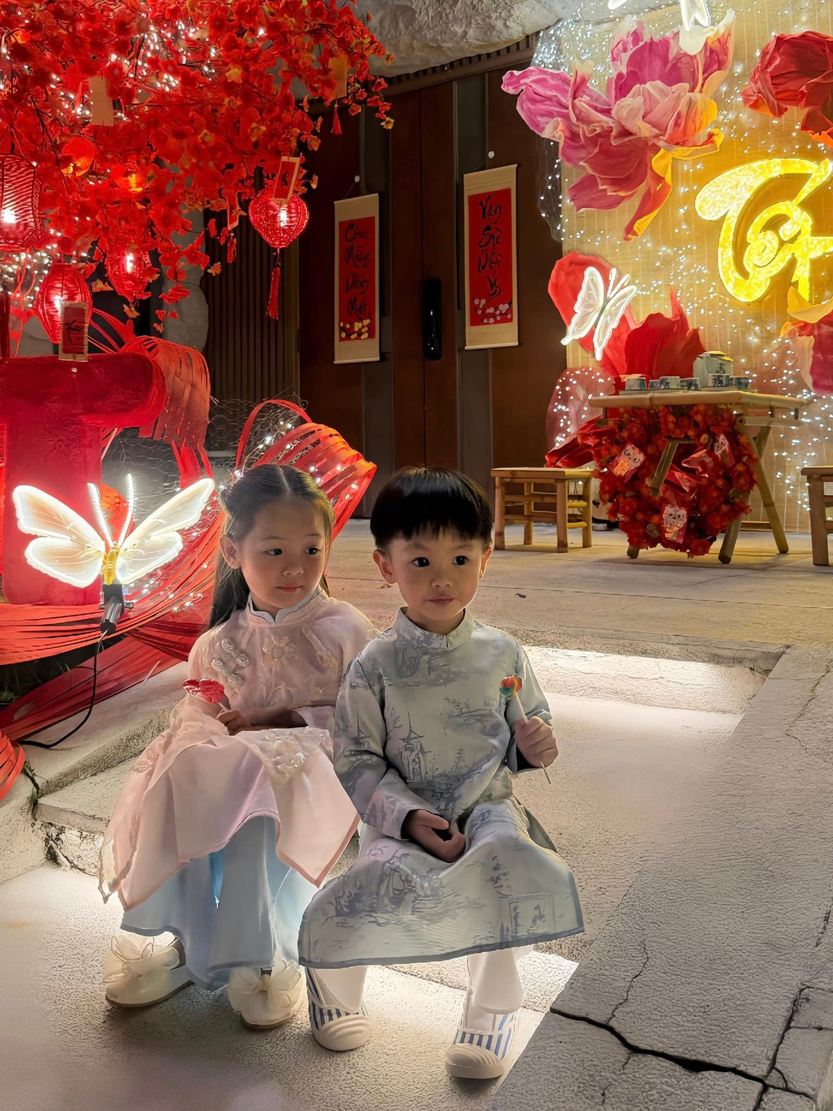 Hai con của Đàm Thu Trang - Cường Đôla xúng xính áo dài, chụp ảnh Tết bên ngoài biệt thự của gia đình. Ảnh: FB Đàm Thu Trang