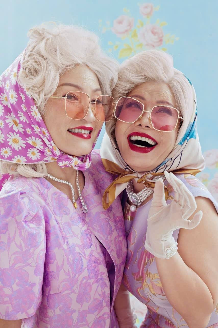 Hai nghệ sĩ Việt Hương và Hồng Đào lên đồ, sắm vai bà ngoại sành điệu, đọ thần thái trong bộ ảnh mới. Ảnh: FB Việt Hương