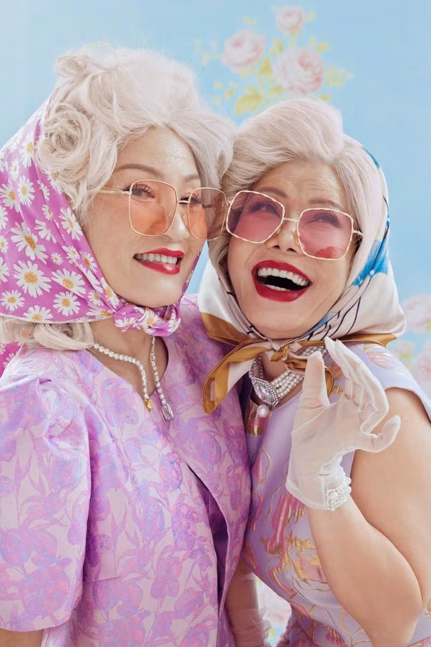 Hai nghệ sĩ Việt Hương và Hồng Đào lên đồ, sắm vai bà ngoại sành điệu, đọ thần thái trong bộ ảnh mới. Ảnh: FB Việt Hương