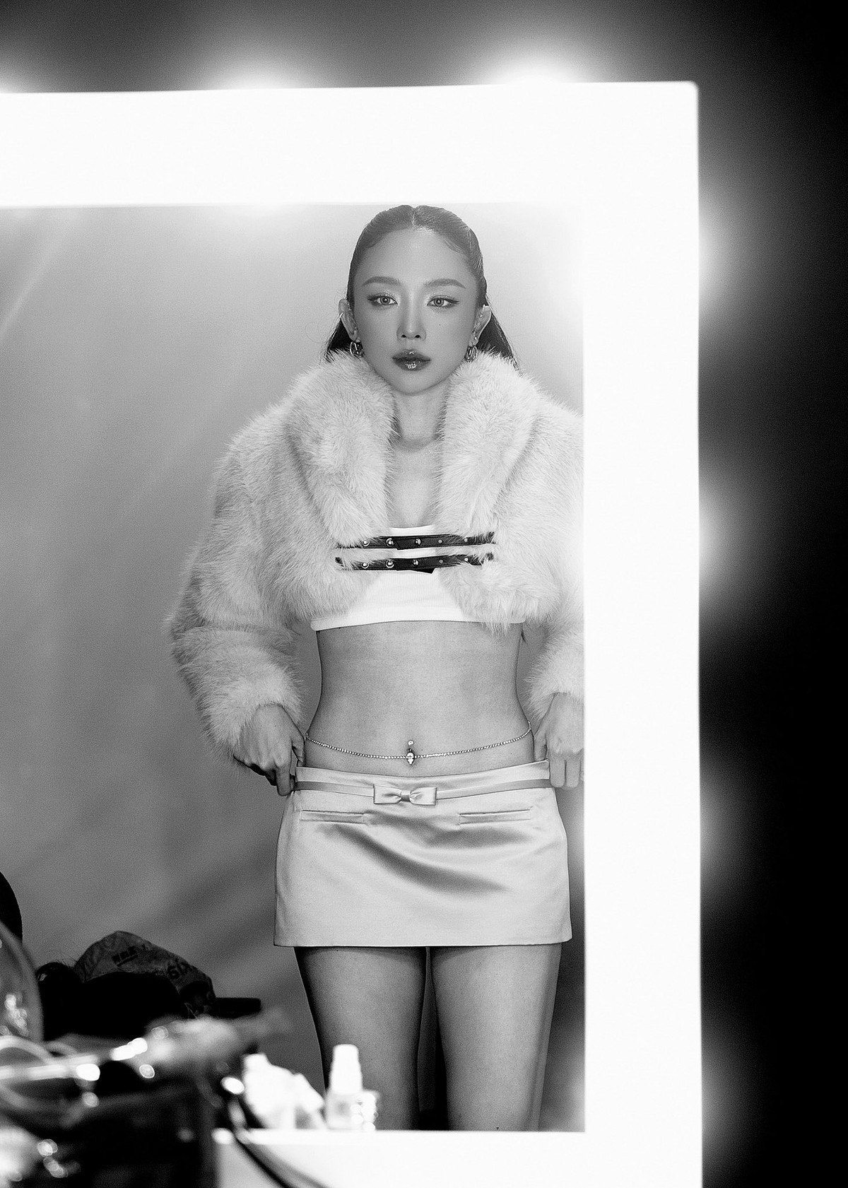 Để tránh những khoảnh khắc hớ hênh không đáng có trước hàng nghìn khán giả, Tóc Tiên tinh tế khoác thêm áo lông bên ngoài.