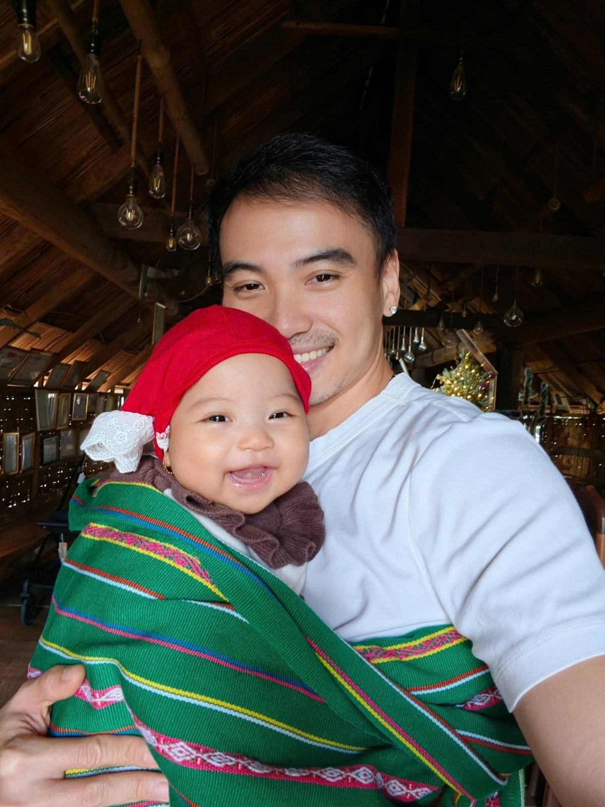 Hoa hậu H'Hen Niê đăng những khoảnh khắc con gái Harley cười toe toét. Ảnh: FB H'Hen Niê