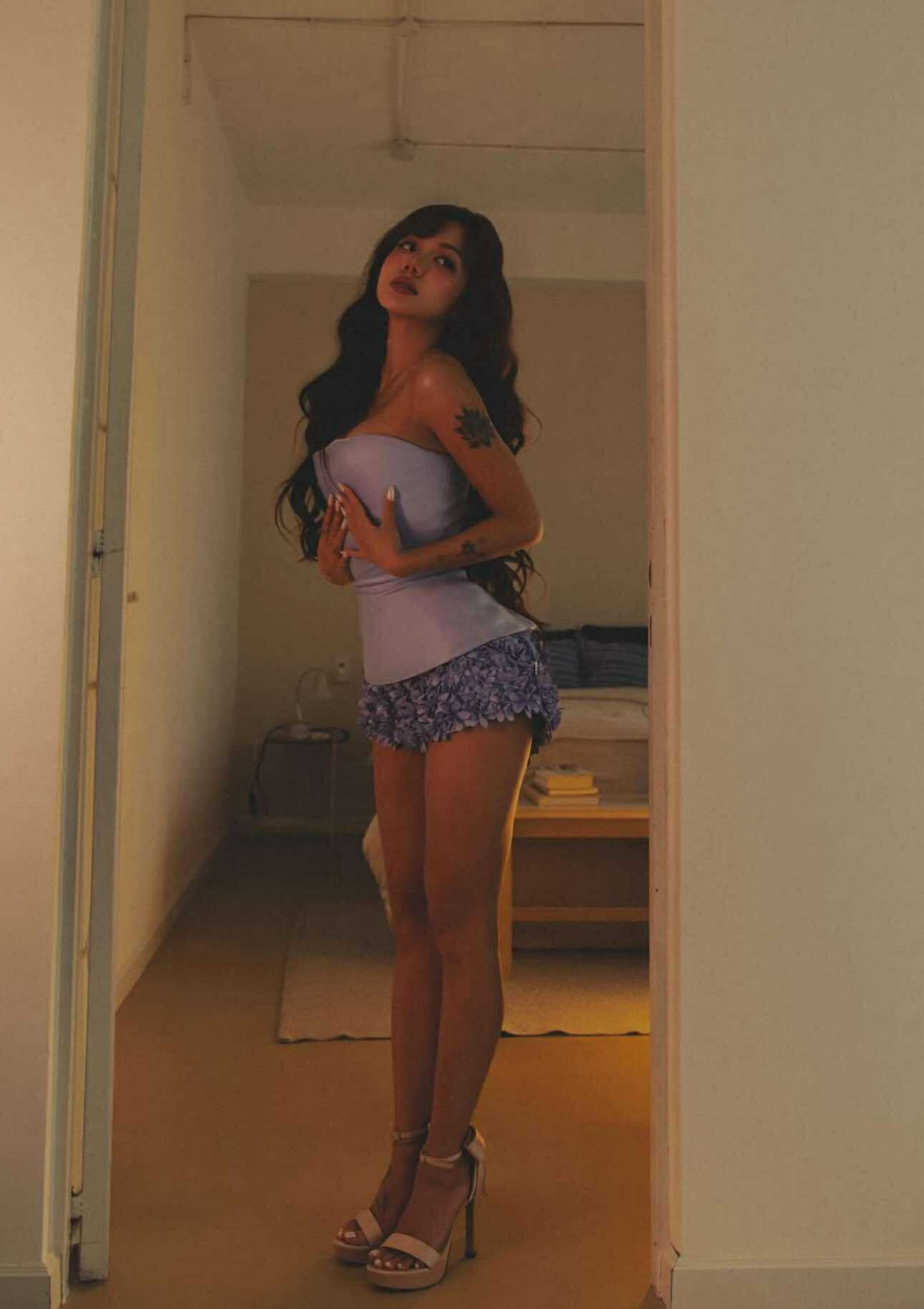 Thời gian gần đây, Phương Ly thường xuyên chia sẻ những hình ảnh táo bạo hơn trên mạng xã hội, đặc biệt là sau khi cô quyết định nhuộm da nâu.