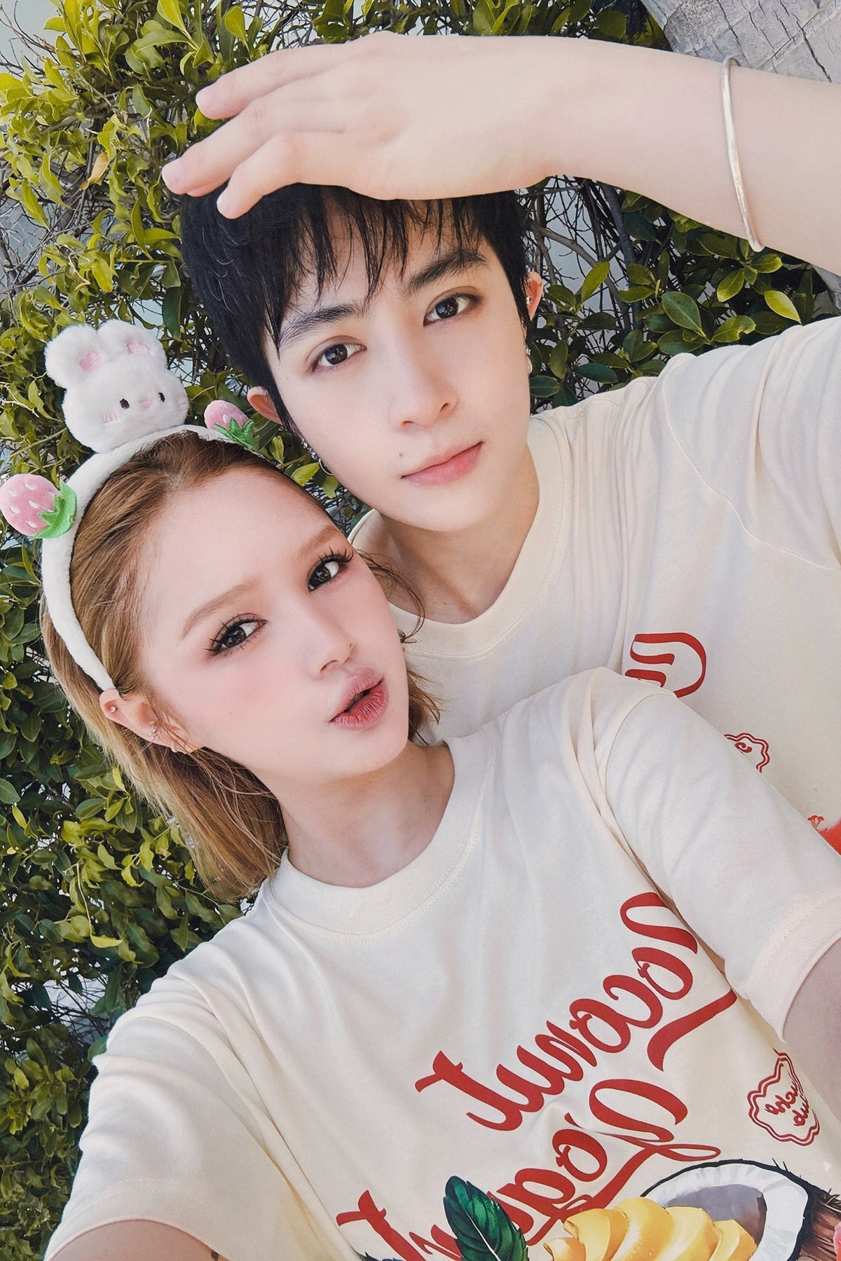 Khi đứng cạnh nhau, cặp đôi mang đến cảm giác như thể bước ra từ một bộ phim thanh xuân lãng mạn. Ảnh: FB Phạm Trang