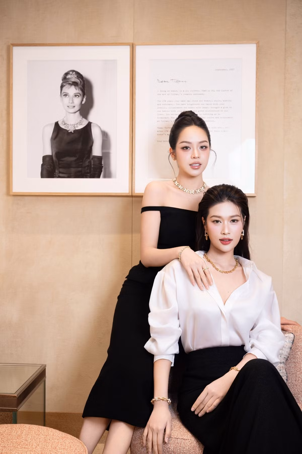 Tình cảm gắn bó ấy còn thể hiện rõ qua mạng xã hội, khi cả hai thường xuyên tương tác, gửi lời chúc, và chia sẻ hình ảnh thân thiết.