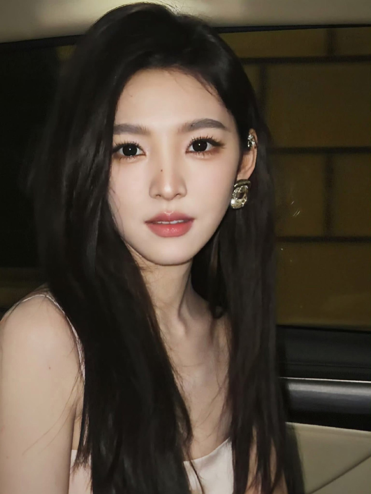 Sự thay đổi về ngoại hình của cô cũng kéo theo biến chuyển rõ ràng trên gương mặt. Những đường nét từng mềm mại, ngọt ngào nay trở nên sắc sảo hơn, ánh nhìn có chiều sâu và thần thái trưởng thành hơn trước.