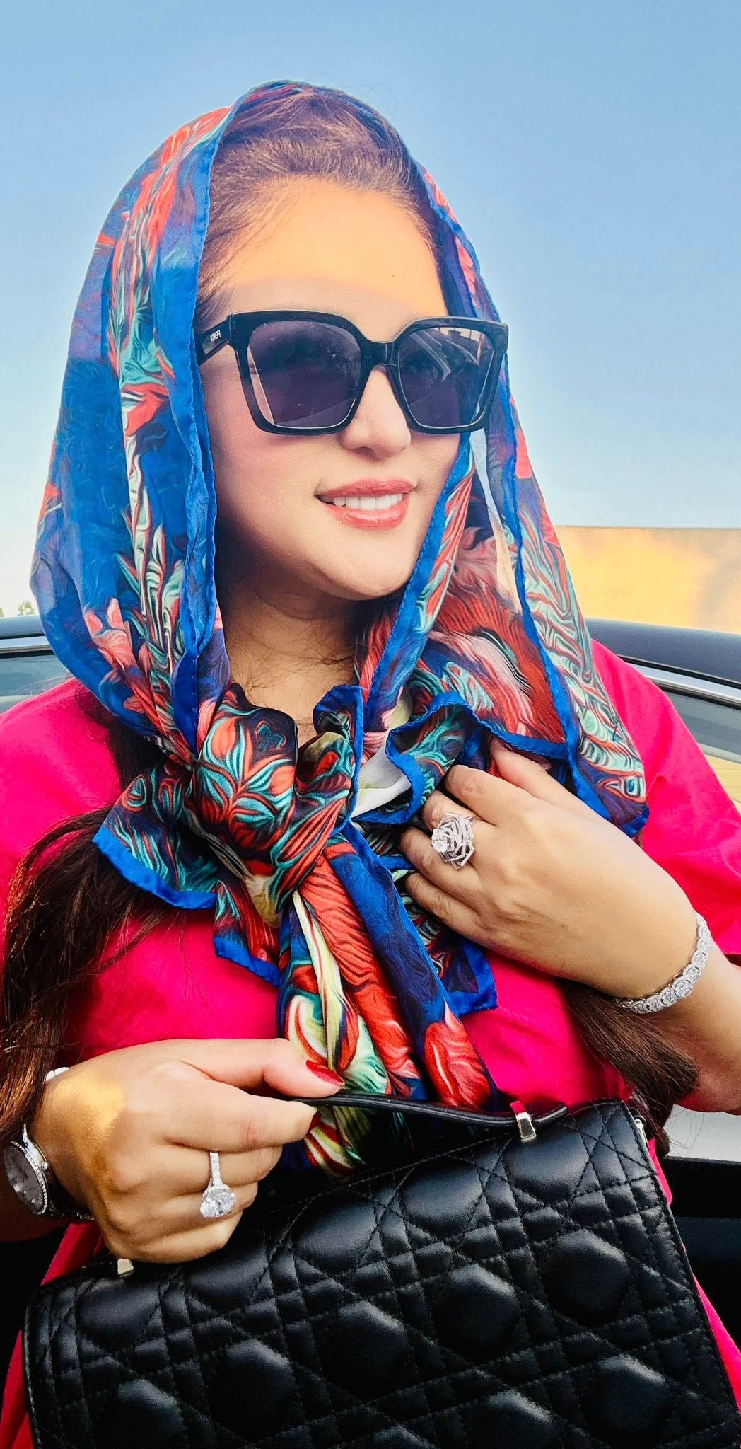 Thuý Nga dí dỏm: "Mượn khăn anh Long ảnh nỡ lòng nào thò tay vô đòi lại". Ảnh: FB Trần Thuý Nga