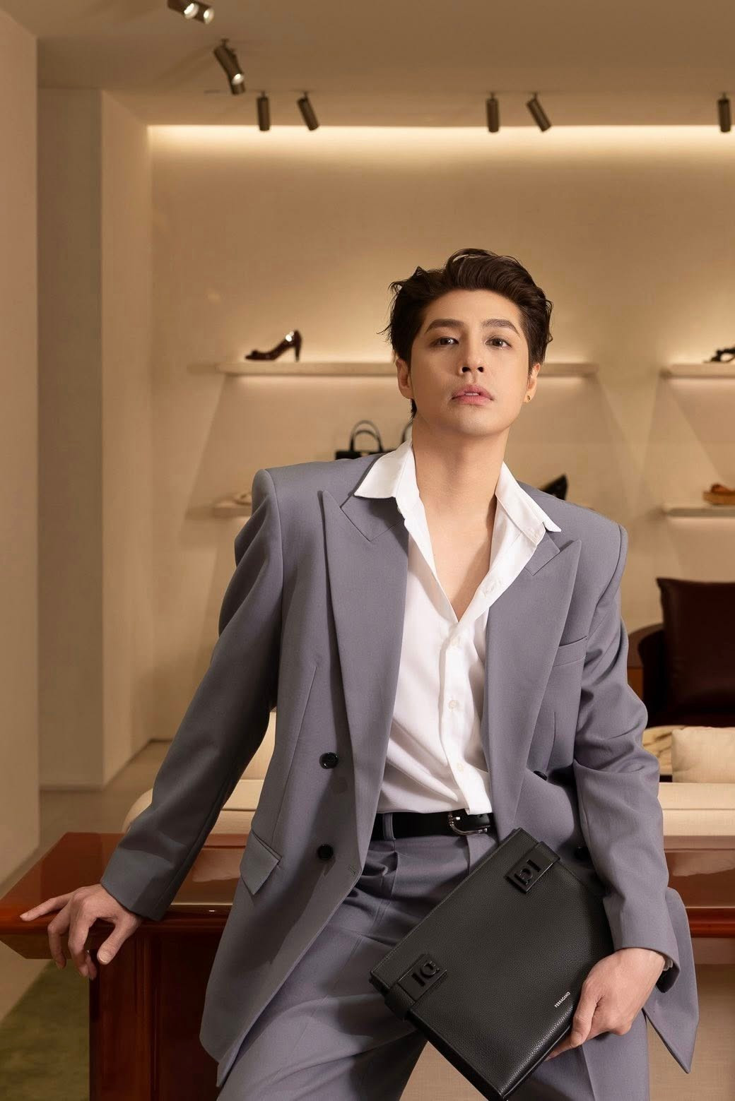 Từ những ngày đầu bước chân vào làng giải trí, Noo Phước Thịnh đã gây ấn tượng với gương mặt điển trai, phong cách thư sinh và nụ cười hiền lành.