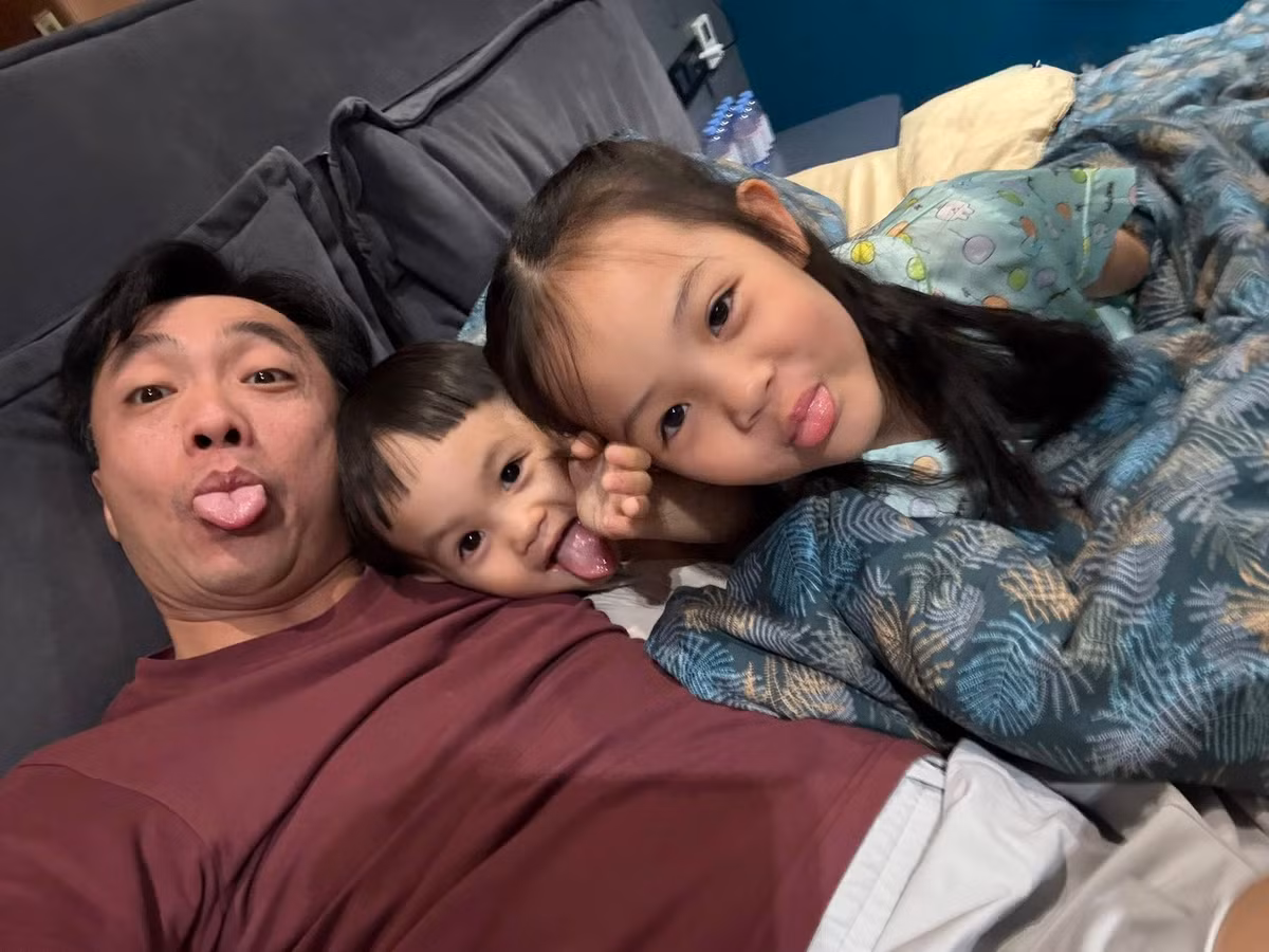 Cường Đô La ở nhà "nhập vai" ông bố bỉm sữa cực khéo. Ảnh: FB Đàm Thu Trang/Nguyễn Quốc Cường