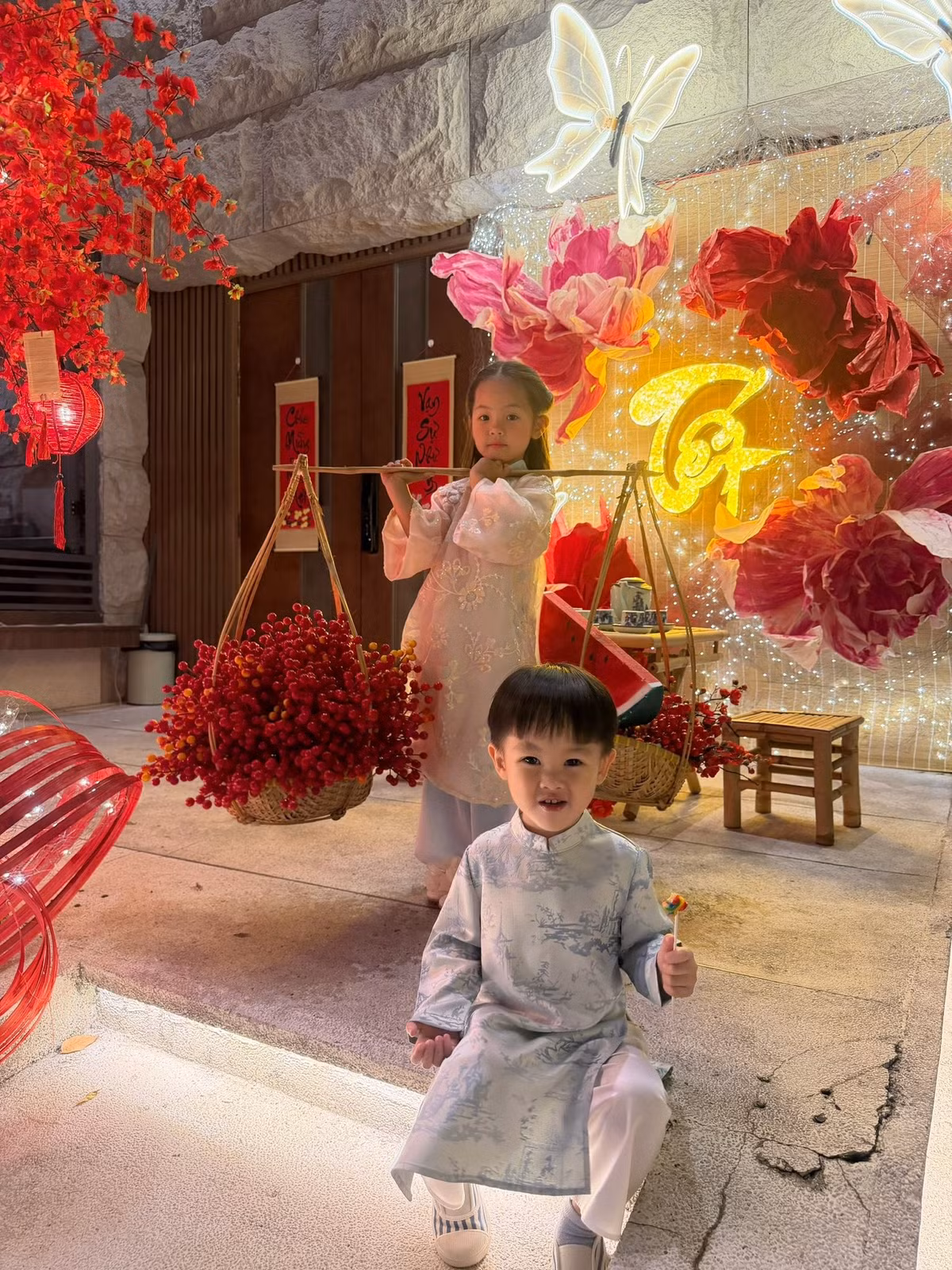 Bé được nhận xét xinh xắn, dễ thương với ánh mắt tinh nghịch và những biểu cảm rất “ra dáng chị cả”.