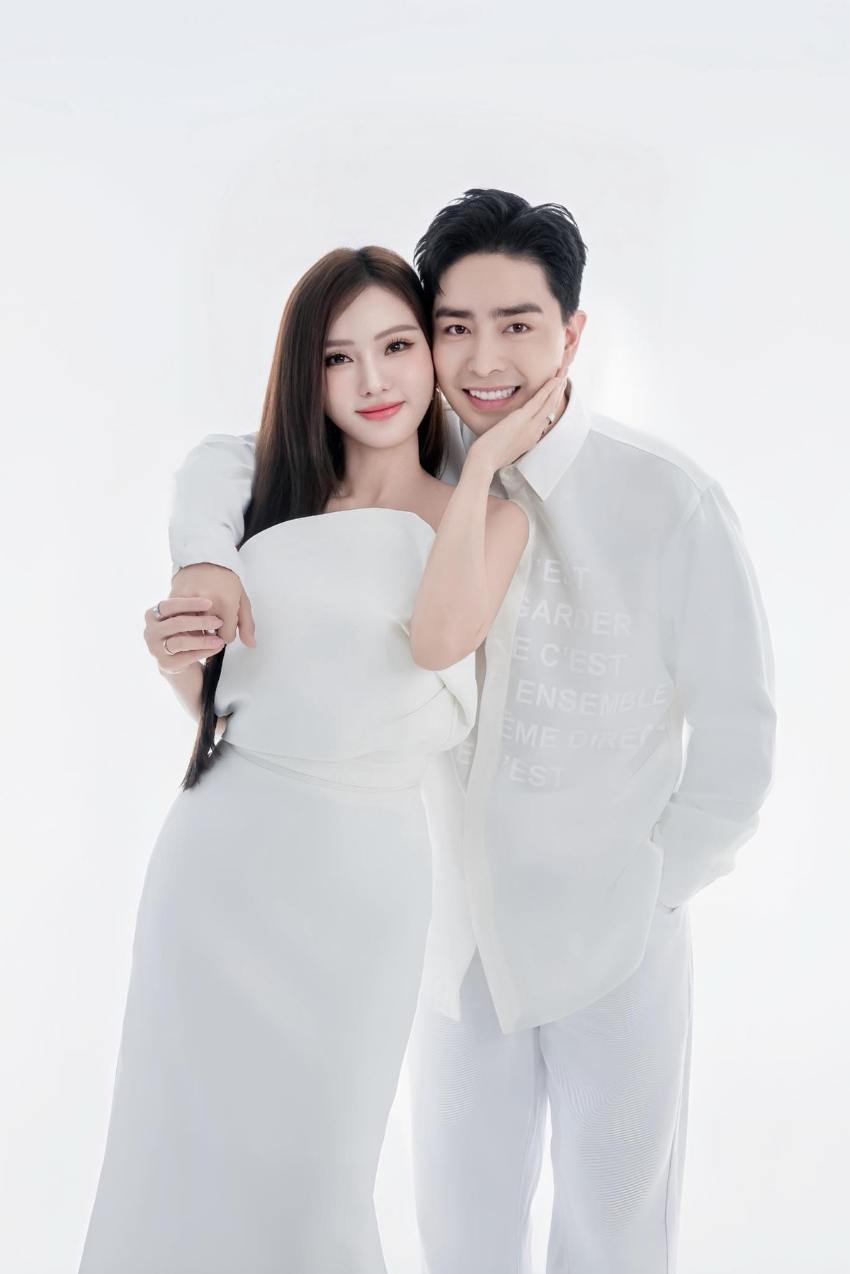 Thu Thủy sinh năm 1984, từng là thành viên của Mây Trắng, H.A.T. Sau này, khi hoạt động độc lập, cô gây chú ý với nhiều bản hit như: Think of you, Có bao giờ anh biết, Khóc...