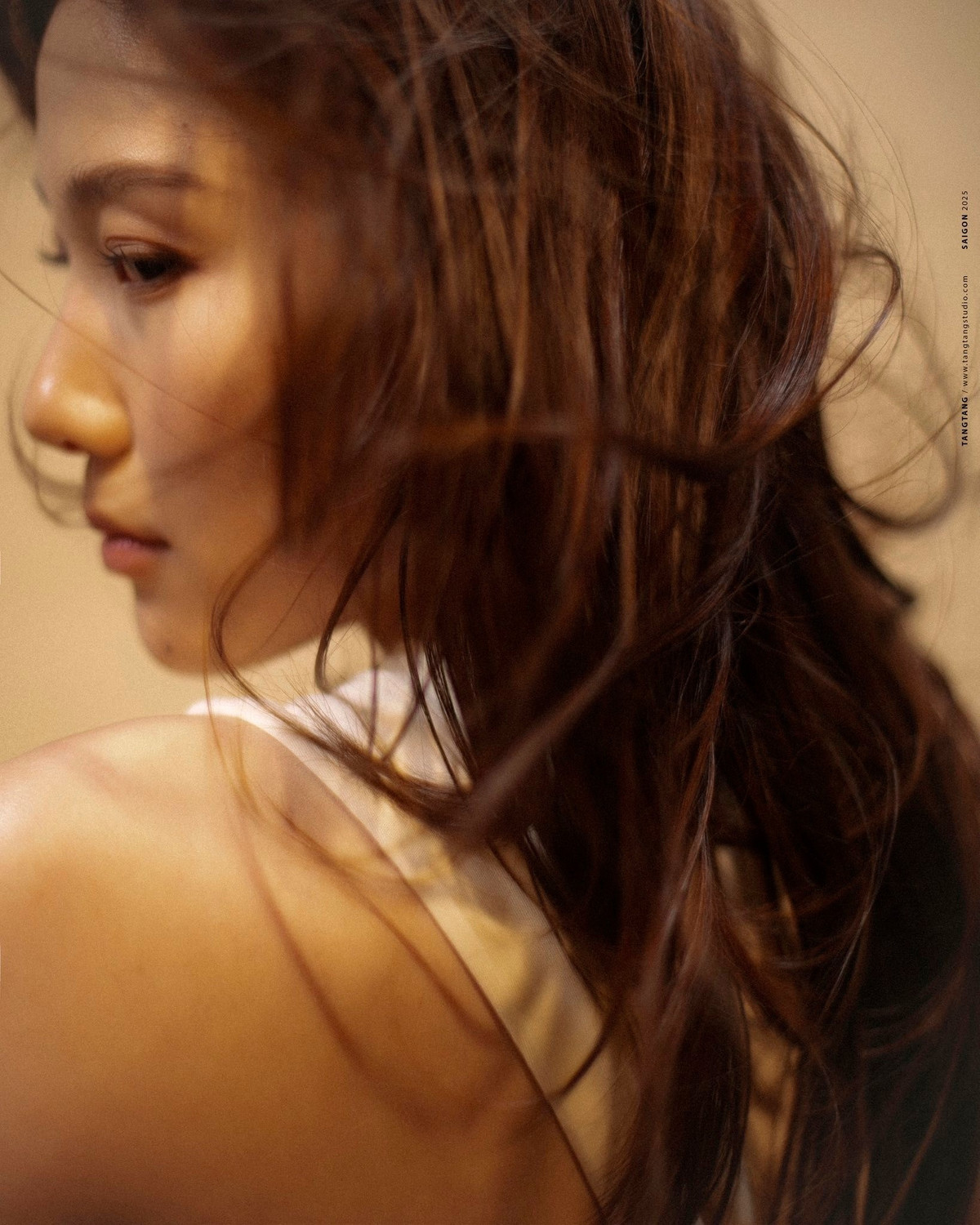 Nữ diễn viên lựa chọn phụ kiện tinh tế với đôi bông tai vàng đồng điệu màu sắc và chất liệu với chi tiết trên trang phục.