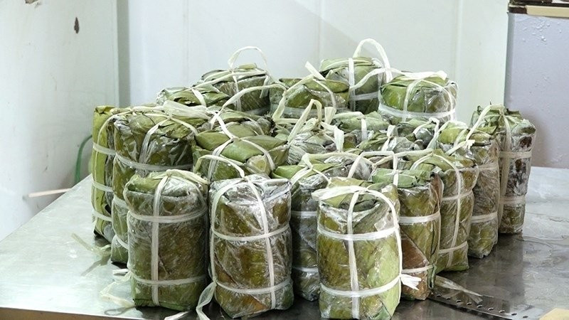 Nếu muốn bảo quản lâu hơn, hãy bọc kín rồi xếp gọn vào ngăn đông. Cách này giúp giữ giò từ 10 – 20 ngày mà vẫn đảm bảo hương vị. Khi dùng, chỉ cần rã đông tự nhiên hoặc hấp lại nhẹ.