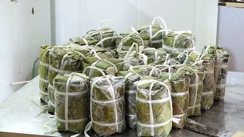 Nếu muốn bảo quản lâu hơn, hãy bọc kín rồi xếp gọn vào ngăn đông. Cách này giúp giữ giò từ 10 – 20 ngày mà vẫn đảm bảo hương vị. Khi dùng, chỉ cần rã đông tự nhiên hoặc hấp lại nhẹ.