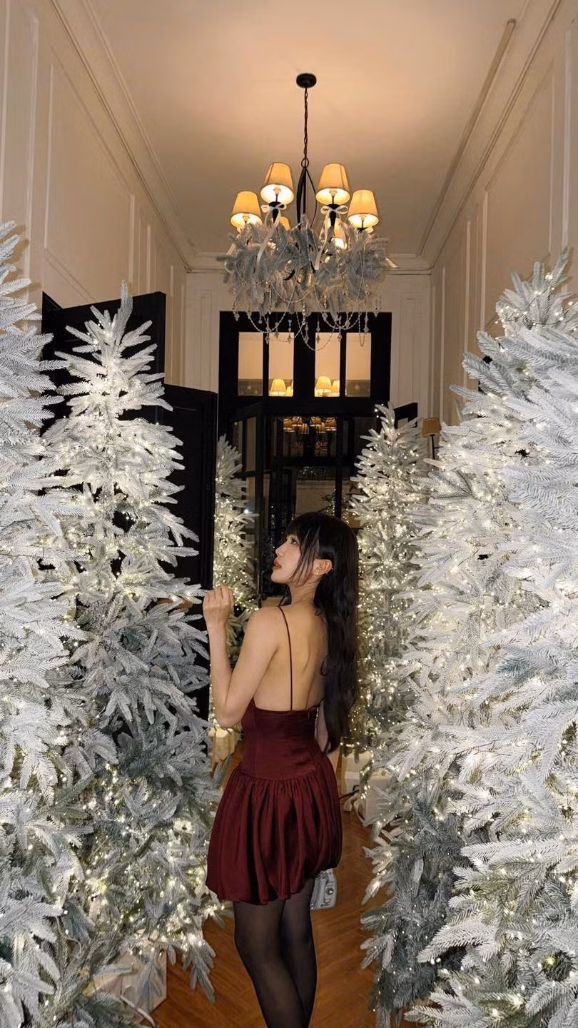 Thời gian gần đây, Diệu Nhi ngày càng tự tin thử sức với nhiều phong cách mới, từ thanh lịch đến gợi cảm, cho thấy sự thay đổi tích cực trong hình ảnh cá nhân.